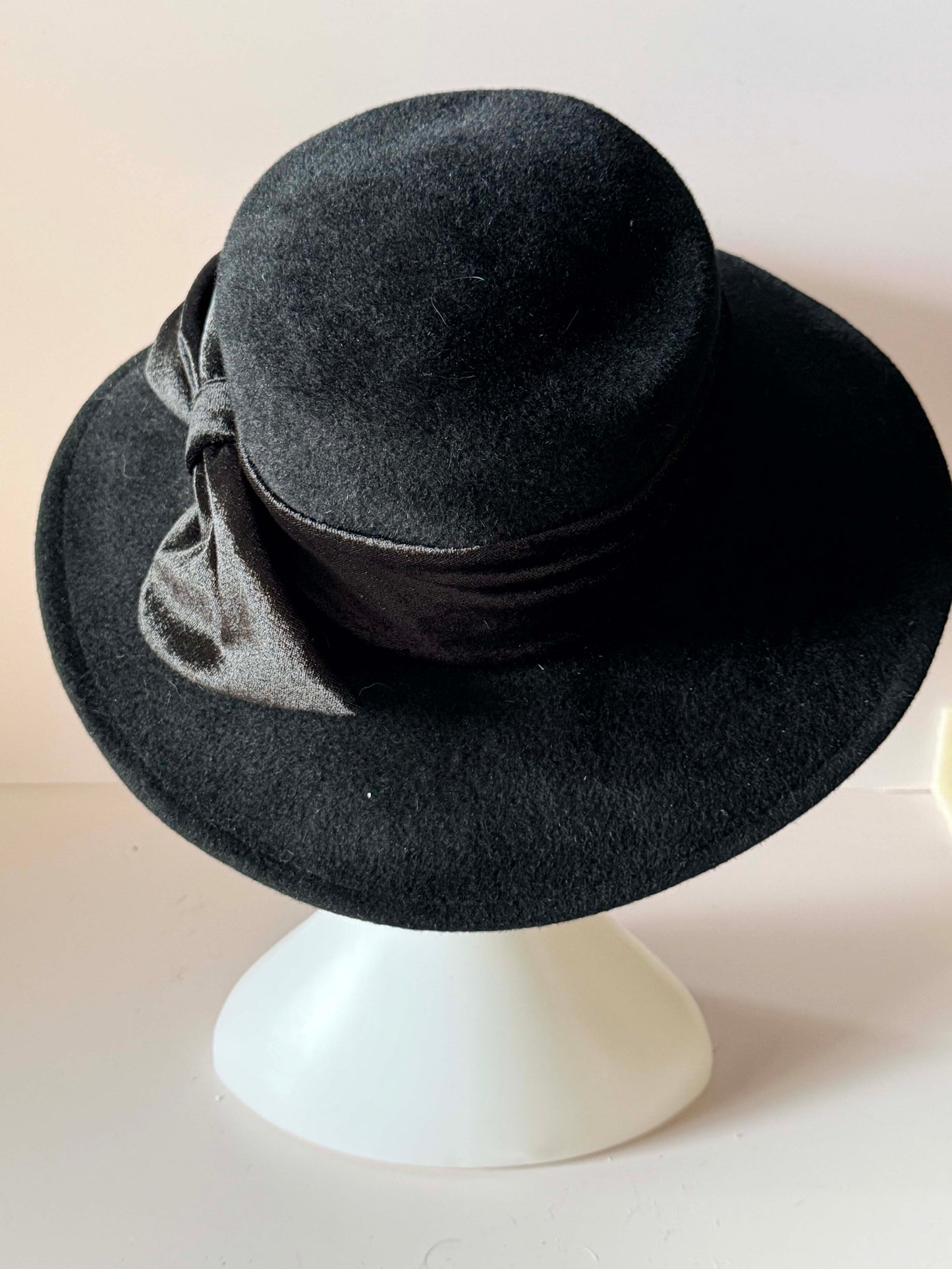 Vintage 1980s Black Wool Felt Wide Brim Hat, Plaza Suite Hat, Oversized Bow Hat, Women's Dress Hat, Church Hat, Elegant Vintage Hat
