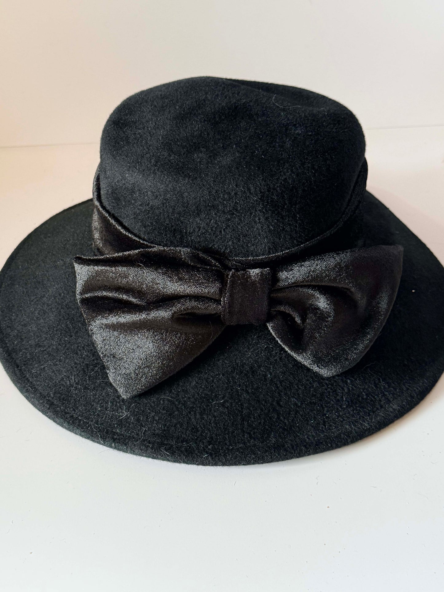 Vintage 1980s Black Wool Felt Wide Brim Hat, Plaza Suite Hat, Oversized Bow Hat, Women's Dress Hat, Church Hat, Elegant Vintage Hat