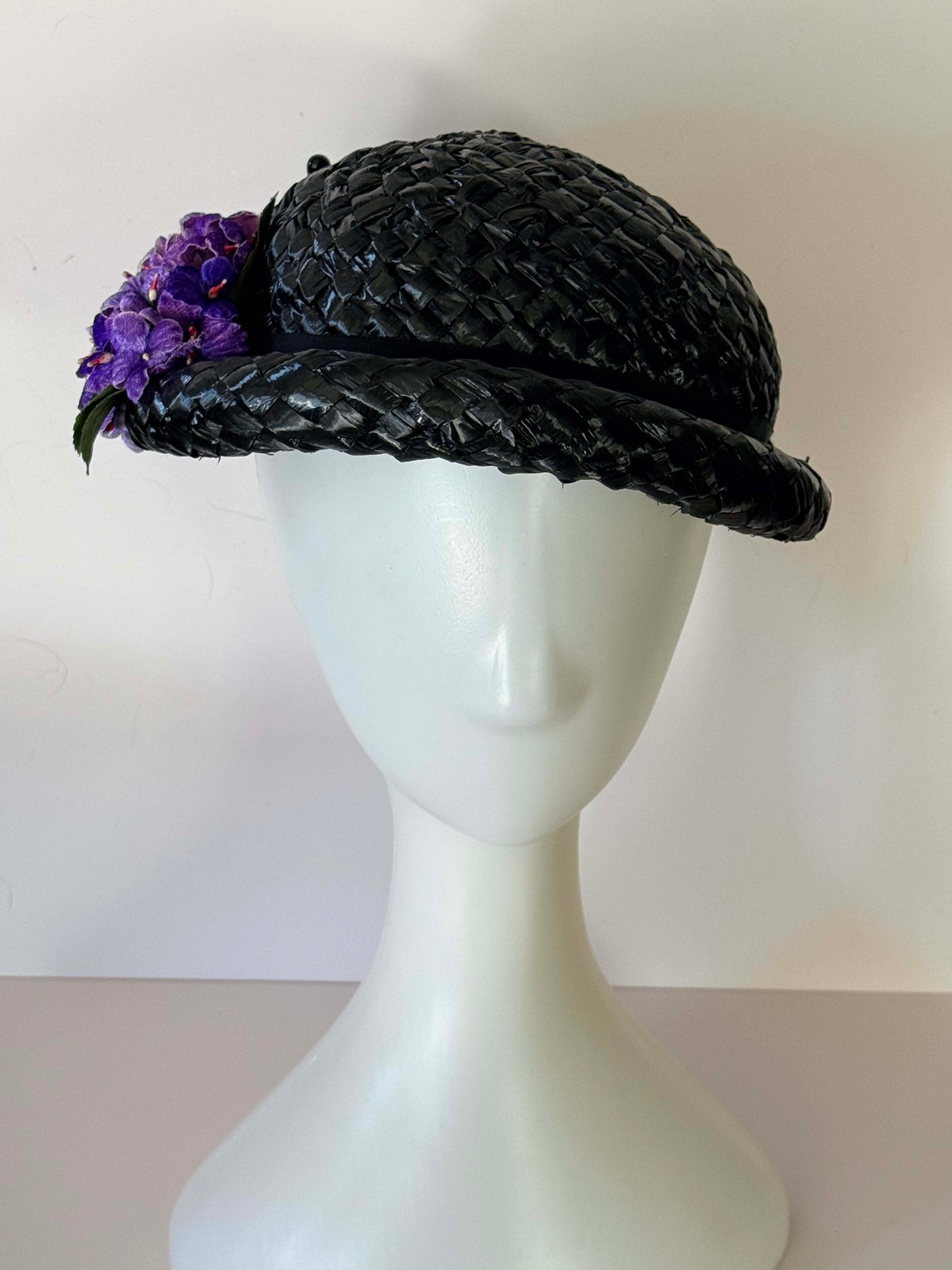 Vintage 1950s Black Woven Straw Hat with Purple Floral Trim – Classic Mid-Century Garden Party Hat