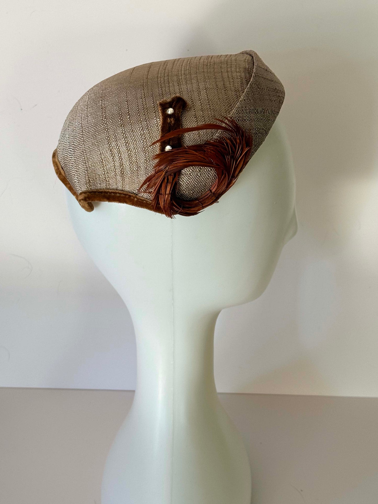 Vintage 1950s Taupe Straw Cocktail Hat with Feather Trim – Mid Century Sculptural Tilt Hat