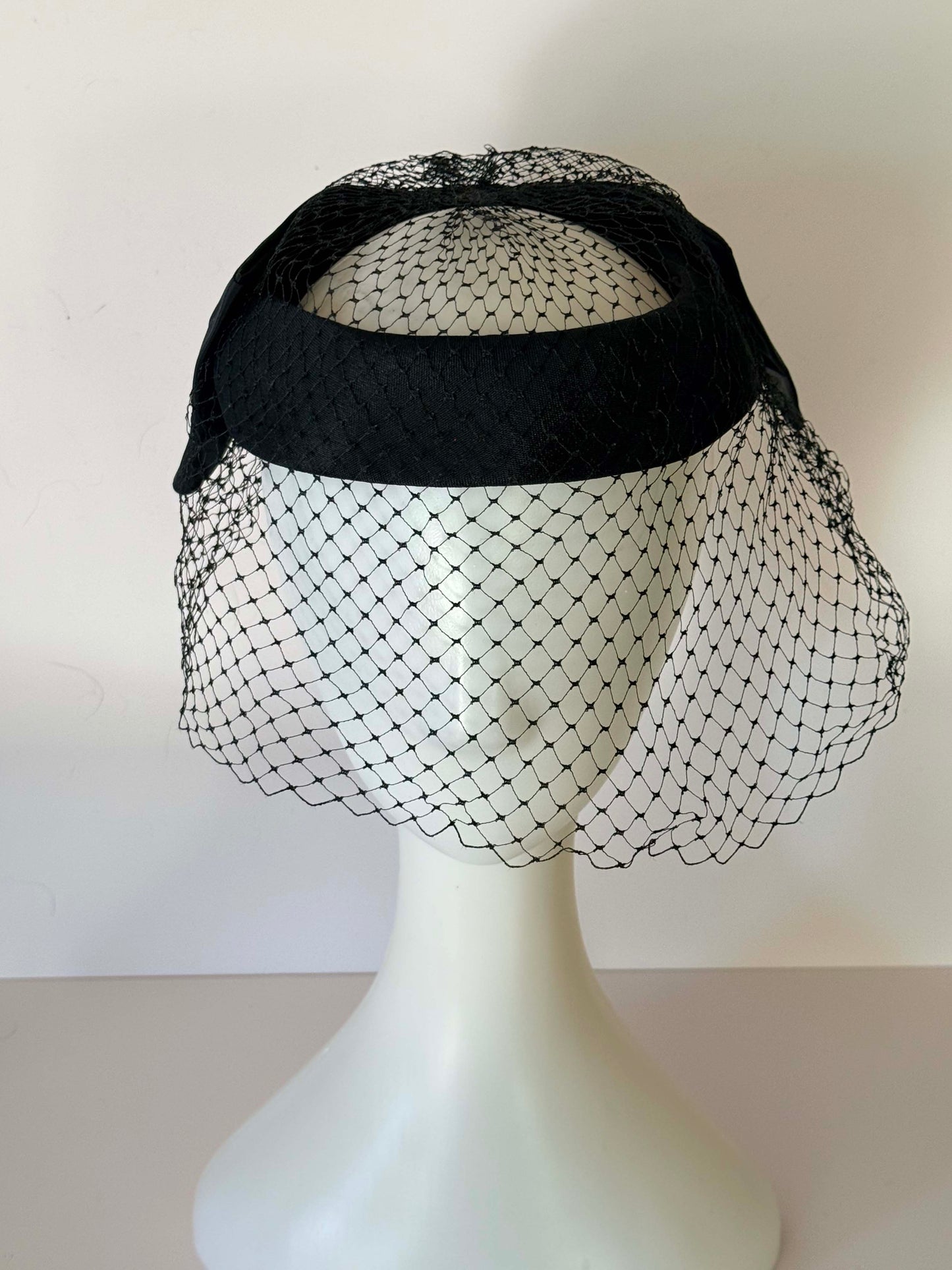 Vintage 1950s Black Cocktail Hat with Veil – Classic Mid-Century Bow Fascinator Hat