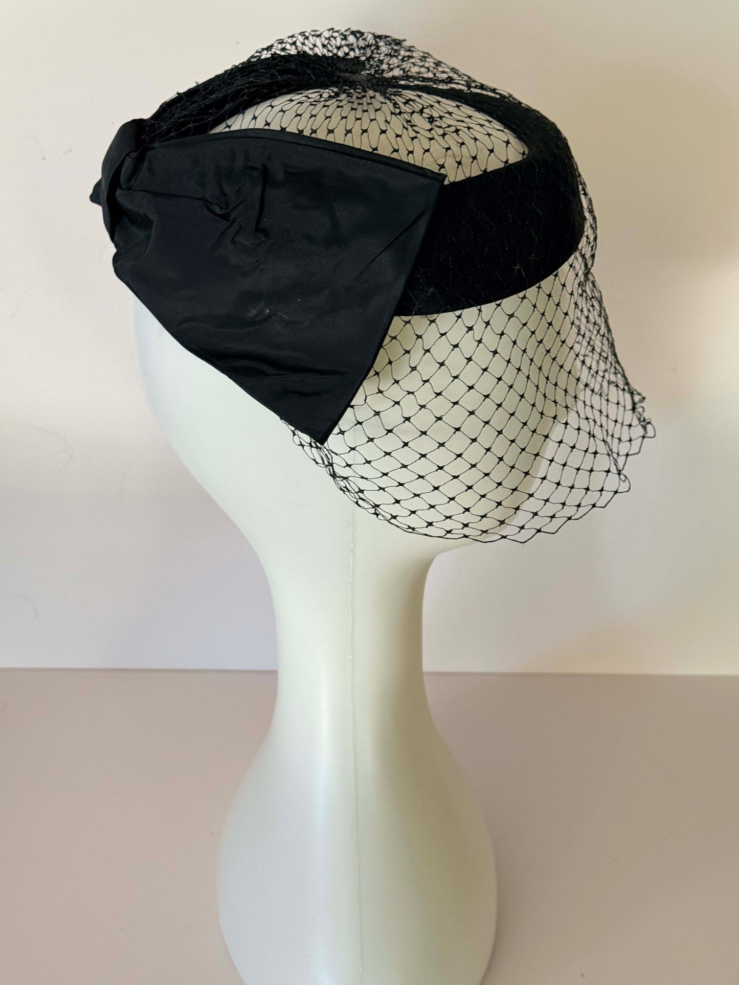 Vintage 1950s Black Cocktail Hat with Veil – Classic Mid-Century Bow Fascinator Hat