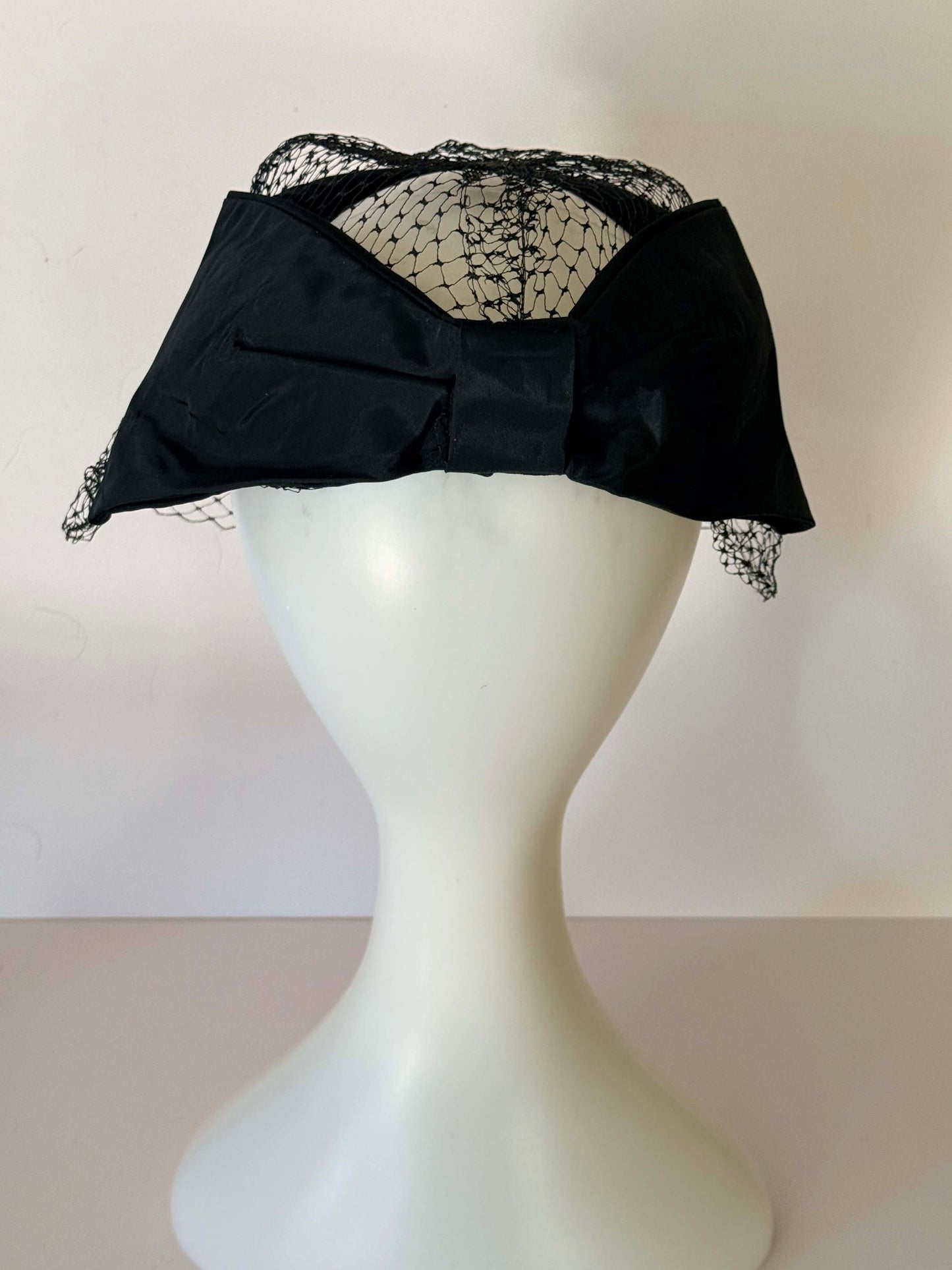 Vintage 1950s Black Cocktail Hat with Veil – Classic Mid-Century Bow Fascinator Hat