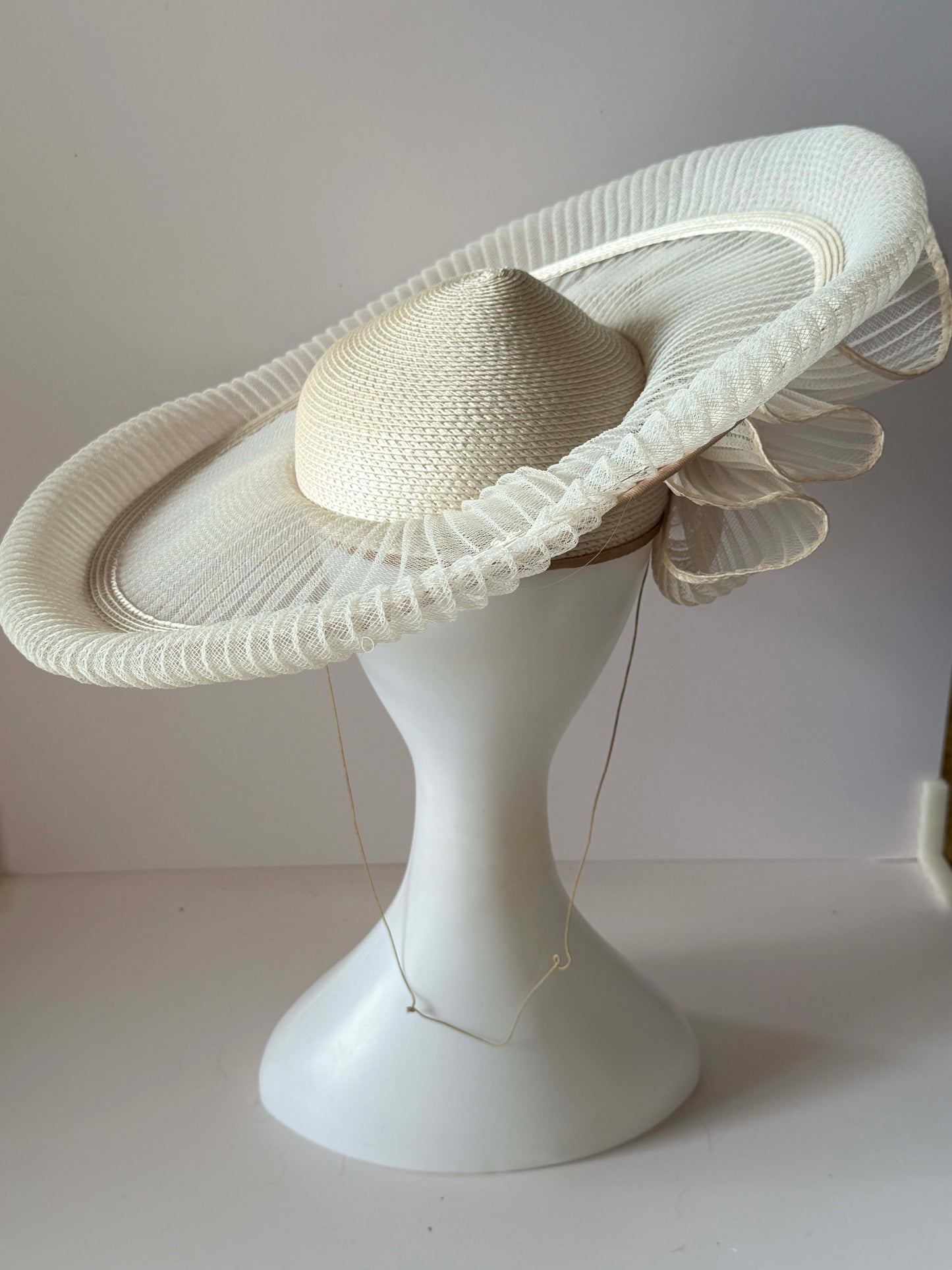 Vintage 1950s Ivory Mesh Tilt Hat | Sculptural Wide Brim Cocktail Hat | Derby Hat | Church Hat | Mid Century Occasion Hat