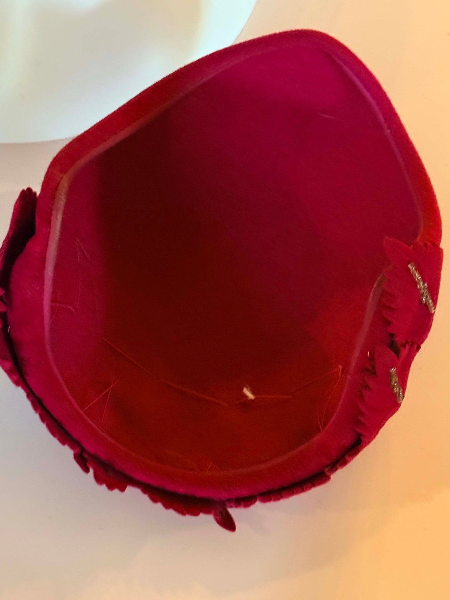Vintage Red Felt Leaf Hat – Mid-Century Floral Appliqué Cocktail Hat with Gold Beading