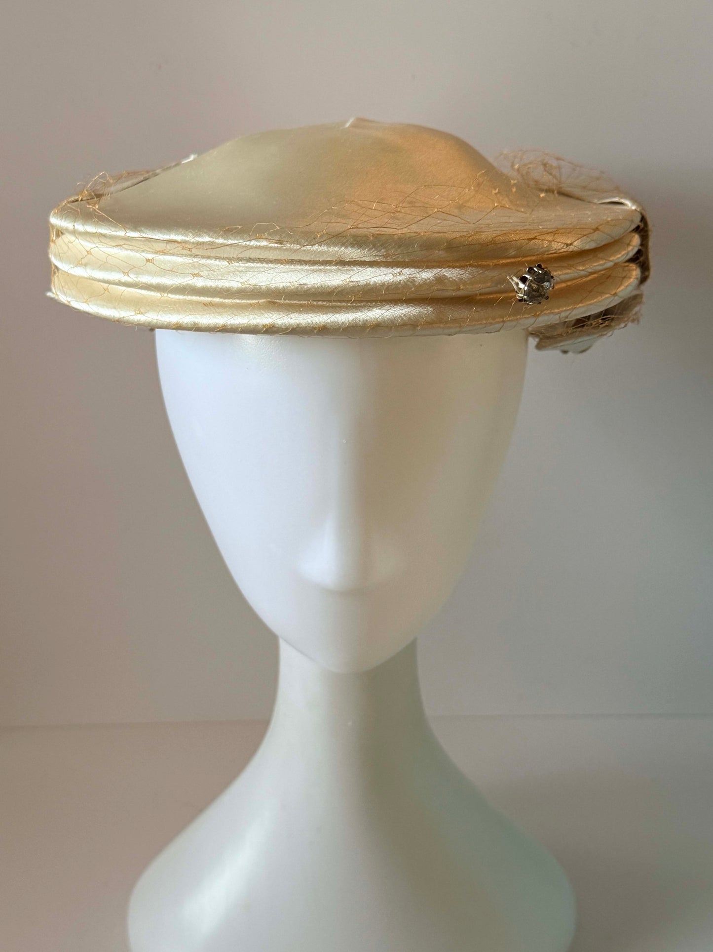 Vintage 1960s Ivory Satin Percher Hat with Birdcage Veil | Bridal Fascinator | Wedding Cocktail Hat | Mid Century Bridal Headpiece
