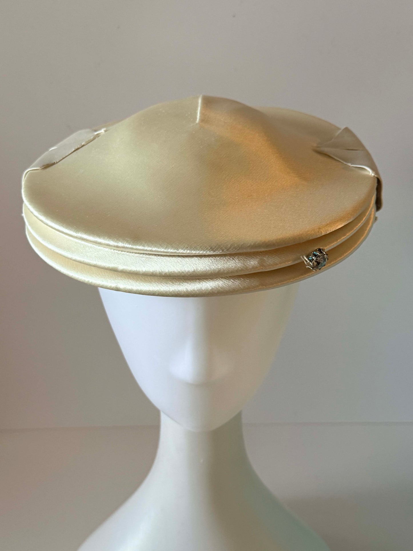Vintage 1960s Ivory Satin Percher Hat with Birdcage Veil | Bridal Fascinator | Wedding Cocktail Hat | Mid Century Bridal Headpiece