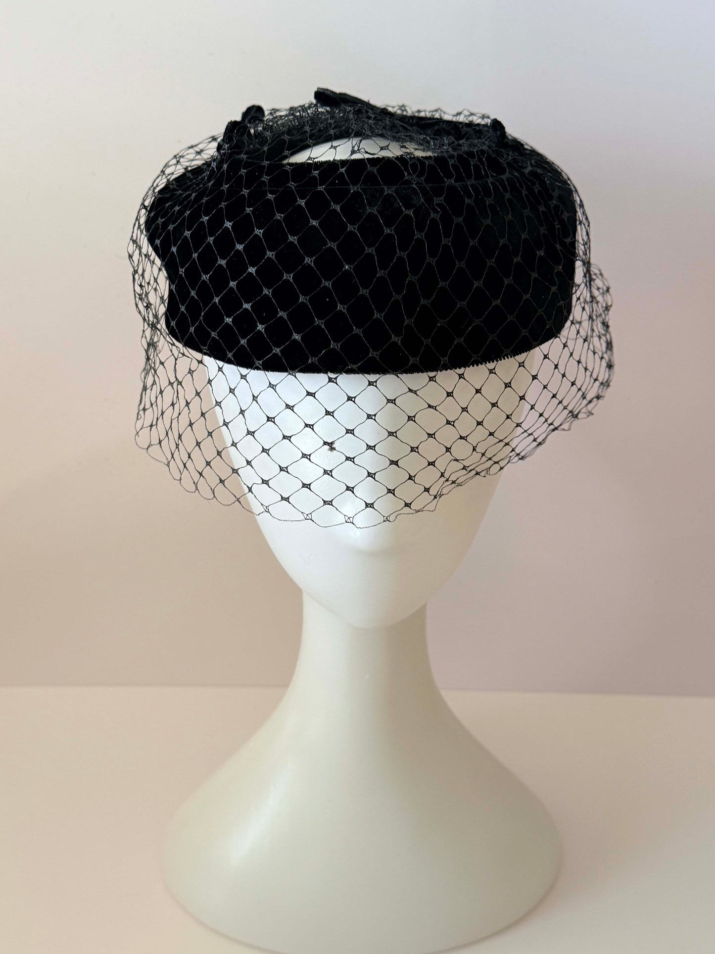 Vintage Black Velvet Pillbox Hat with Veil – Classic Mid-Century Cocktail Hat