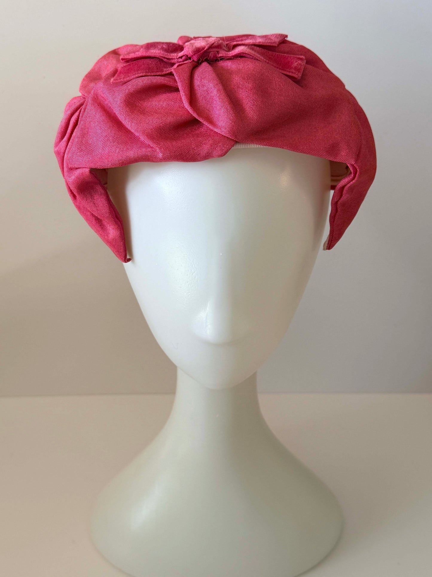 Vintage 1950s Pink Draped Cocktail Hat – Silk Bow Fascinator – Mid Century Structured Headpiece – Retro Evening Hat
