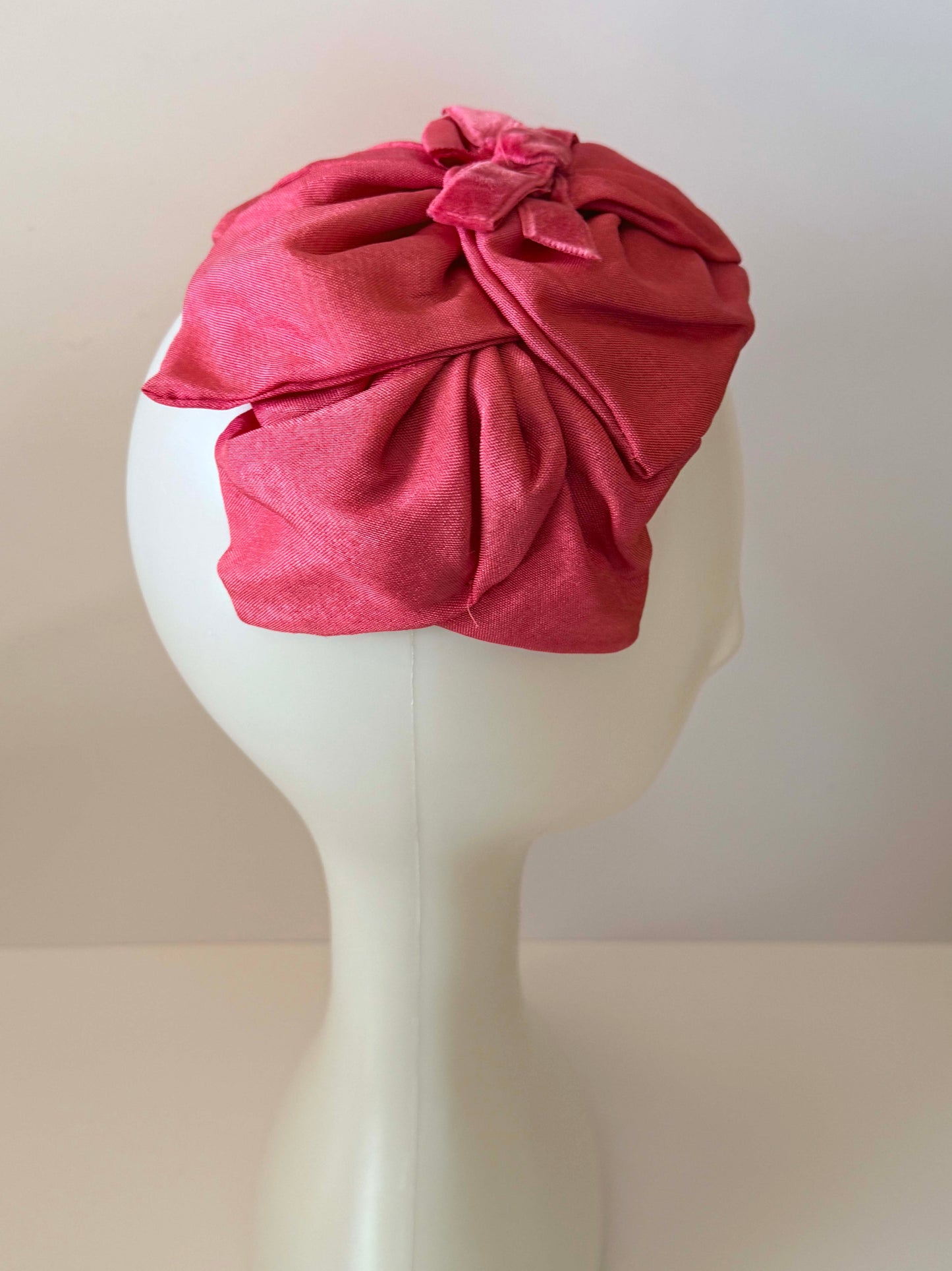 Vintage 1950s Pink Draped Cocktail Hat – Silk Bow Fascinator – Mid Century Structured Headpiece – Retro Evening Hat