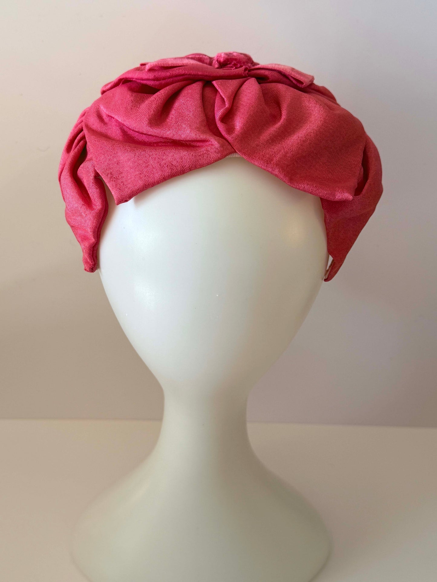 Vintage 1950s Pink Draped Cocktail Hat – Silk Bow Fascinator – Mid Century Structured Headpiece – Retro Evening Hat
