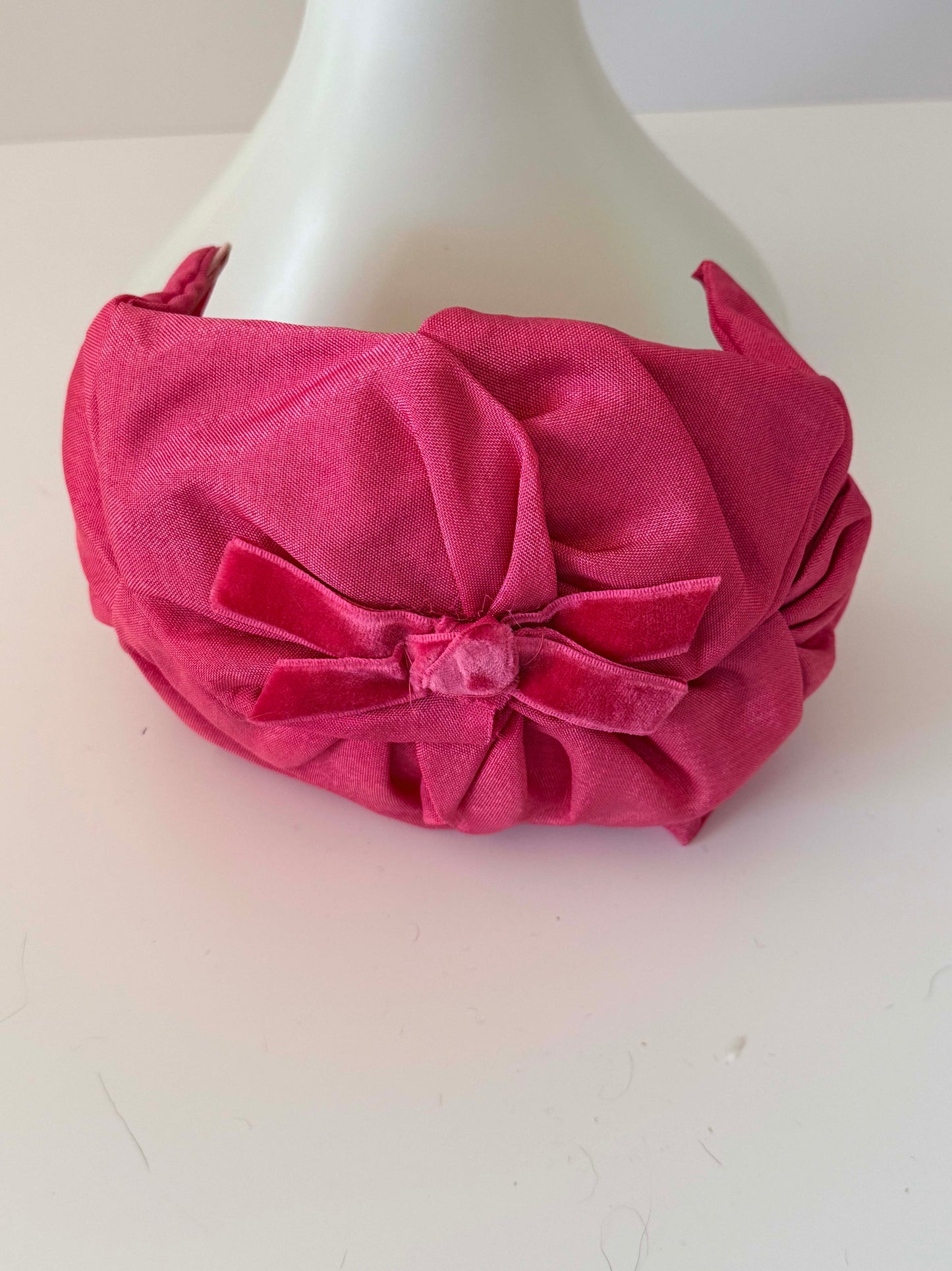 Vintage 1950s Pink Draped Cocktail Hat – Silk Bow Fascinator – Mid Century Structured Headpiece – Retro Evening Hat