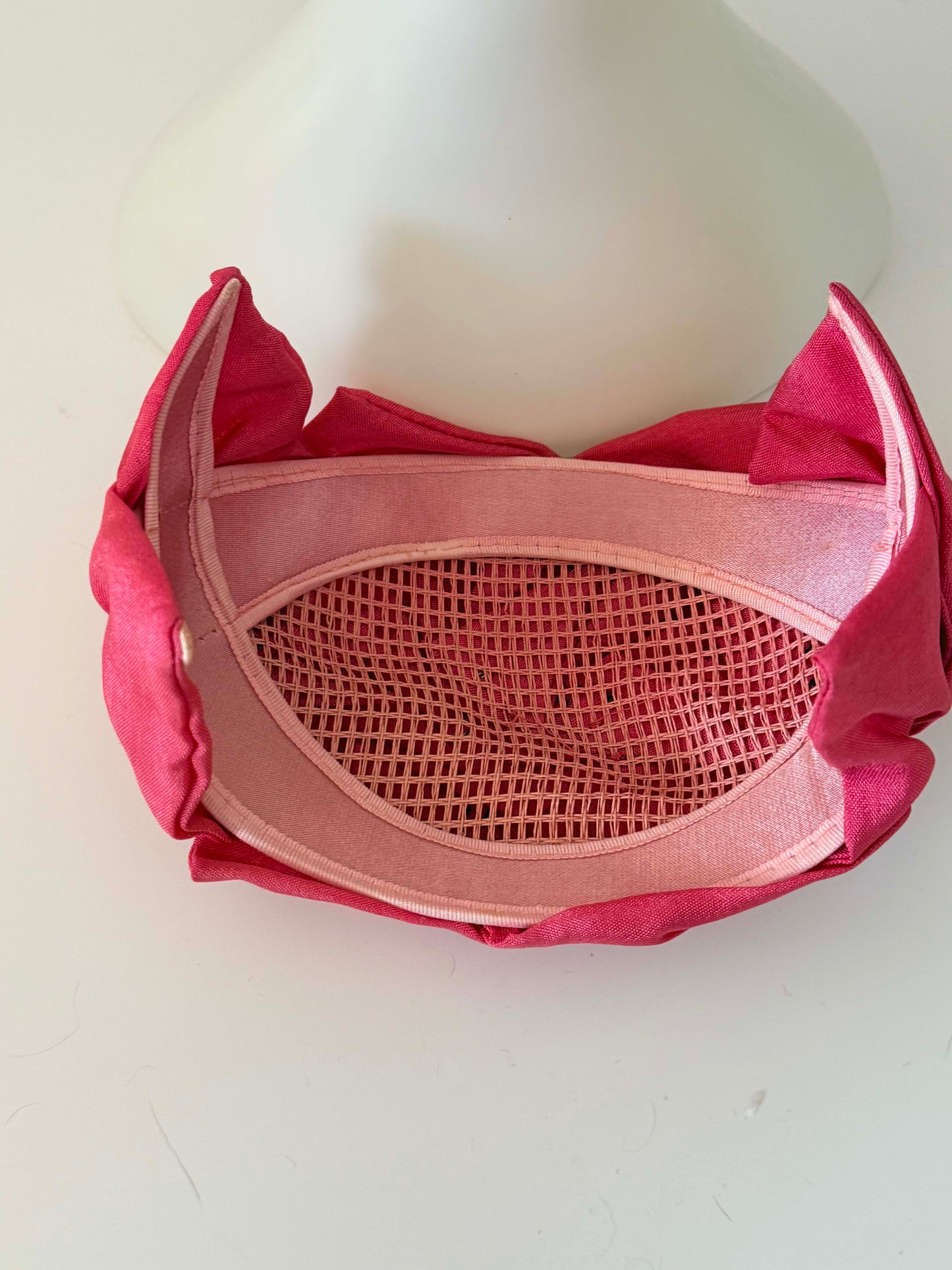 Vintage 1950s Pink Draped Cocktail Hat – Silk Bow Fascinator – Mid Century Structured Headpiece – Retro Evening Hat