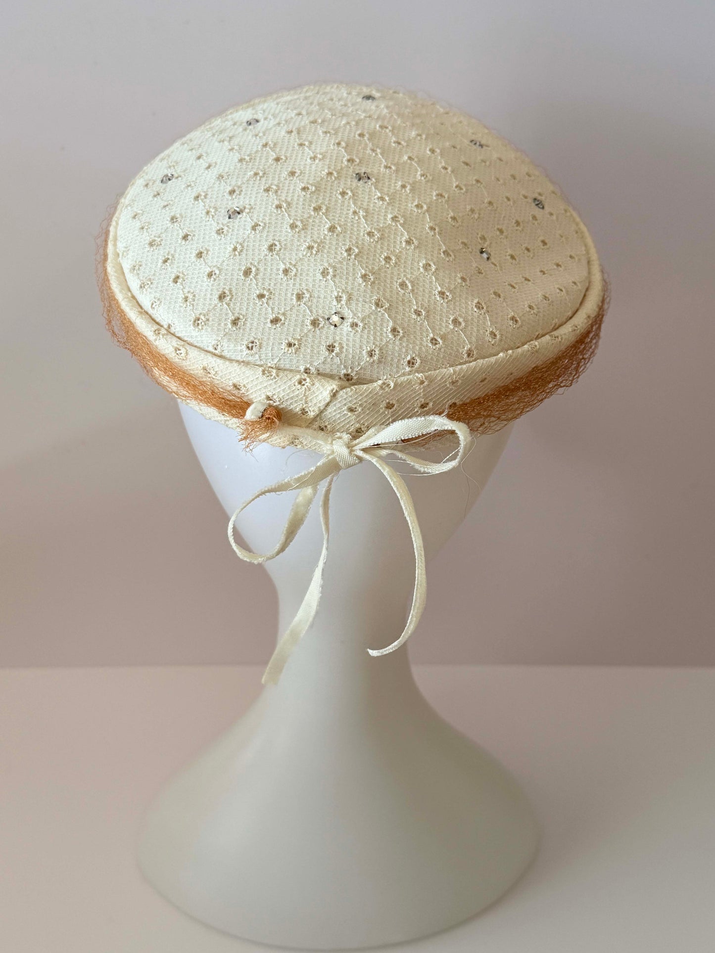 Vintage Cream Embellished Pillbox Hat with Veil – 1950s Ivory Beaded Fascinator with Ribbon Tie
