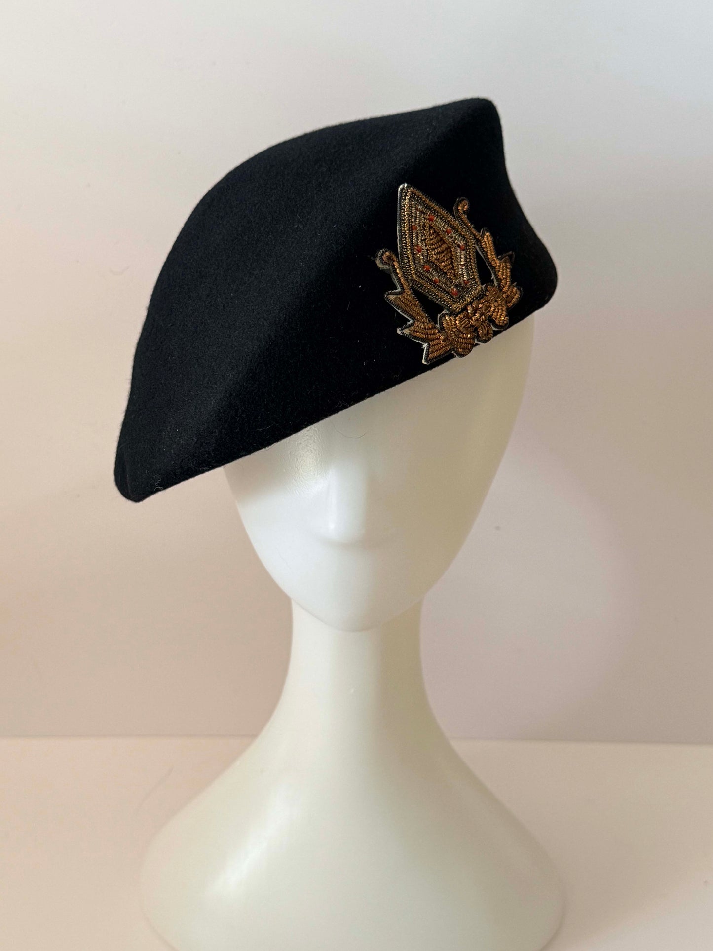 Vintage Black Felt Tilt Beret Hat with Beaded Appliqué – Elegant Mid-Century Cocktail Hat