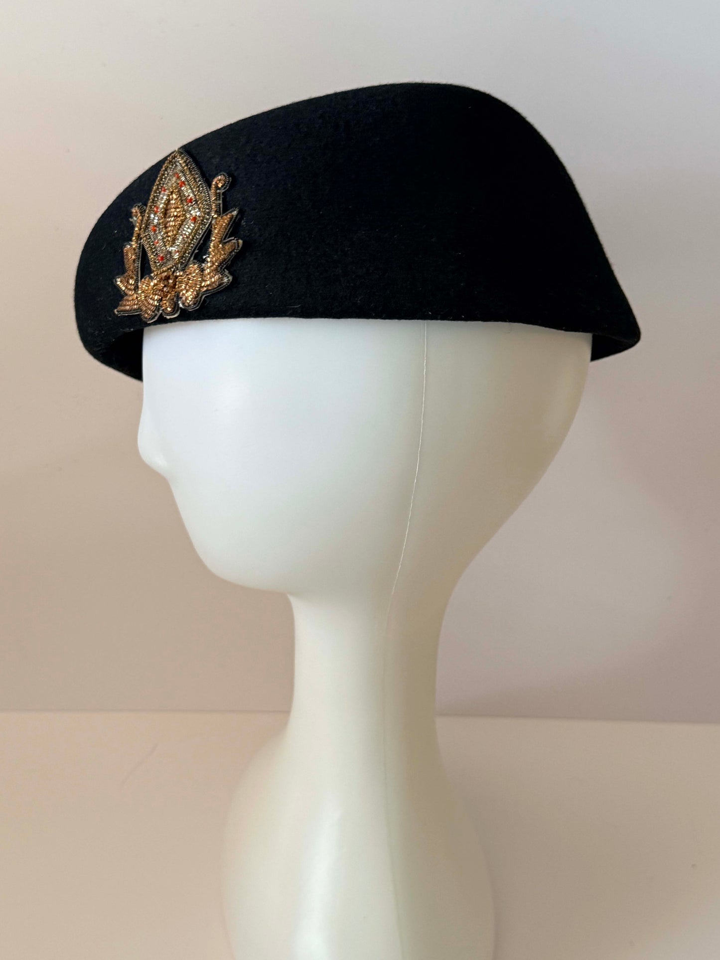 Vintage Black Felt Tilt Beret Hat with Beaded Appliqué – Elegant Mid-Century Cocktail Hat