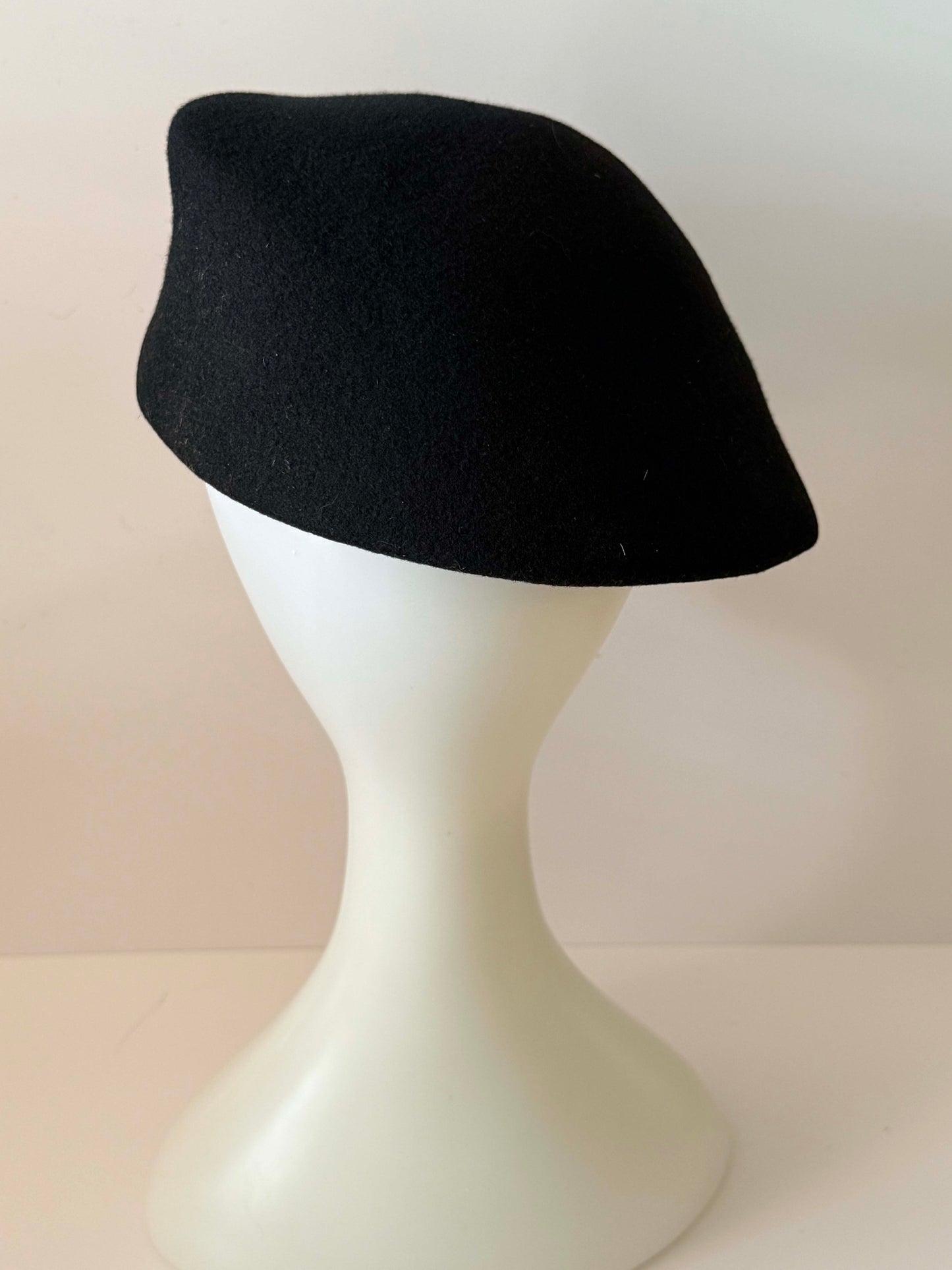 Vintage Black Felt Tilt Beret Hat with Beaded Appliqué – Elegant Mid-Century Cocktail Hat