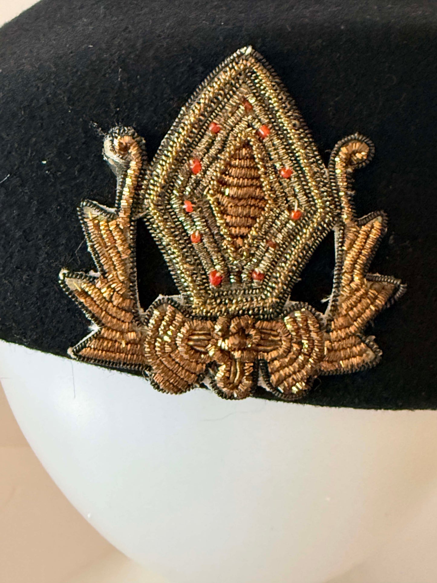Vintage Black Felt Tilt Beret Hat with Beaded Appliqué – Elegant Mid-Century Cocktail Hat
