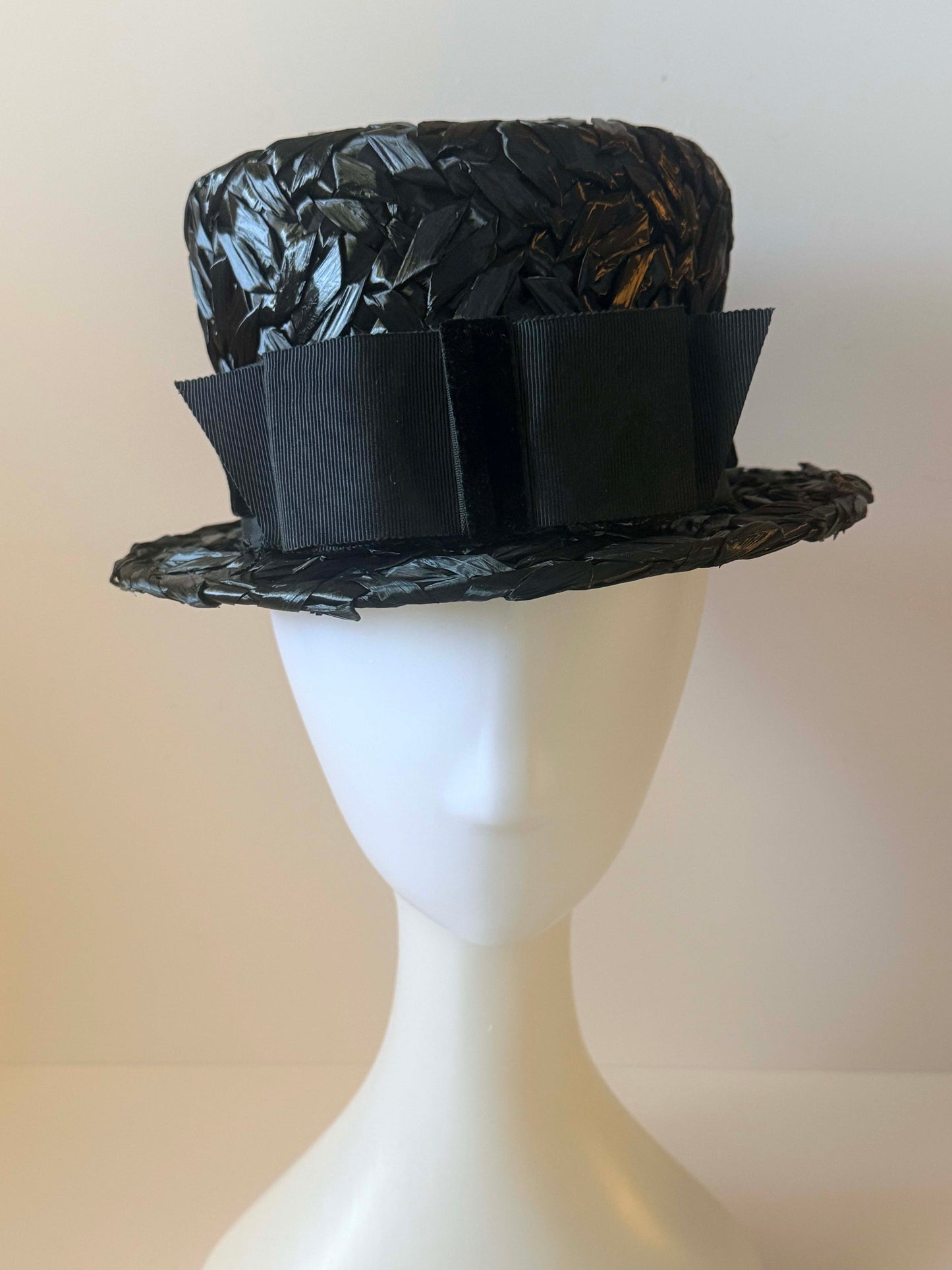Vintage 1960s Black Straw Boater Top Hat – Woven Raffia Flat Top with Grosgrain Ribbon – Classic Mid Century Structured Summer Hat