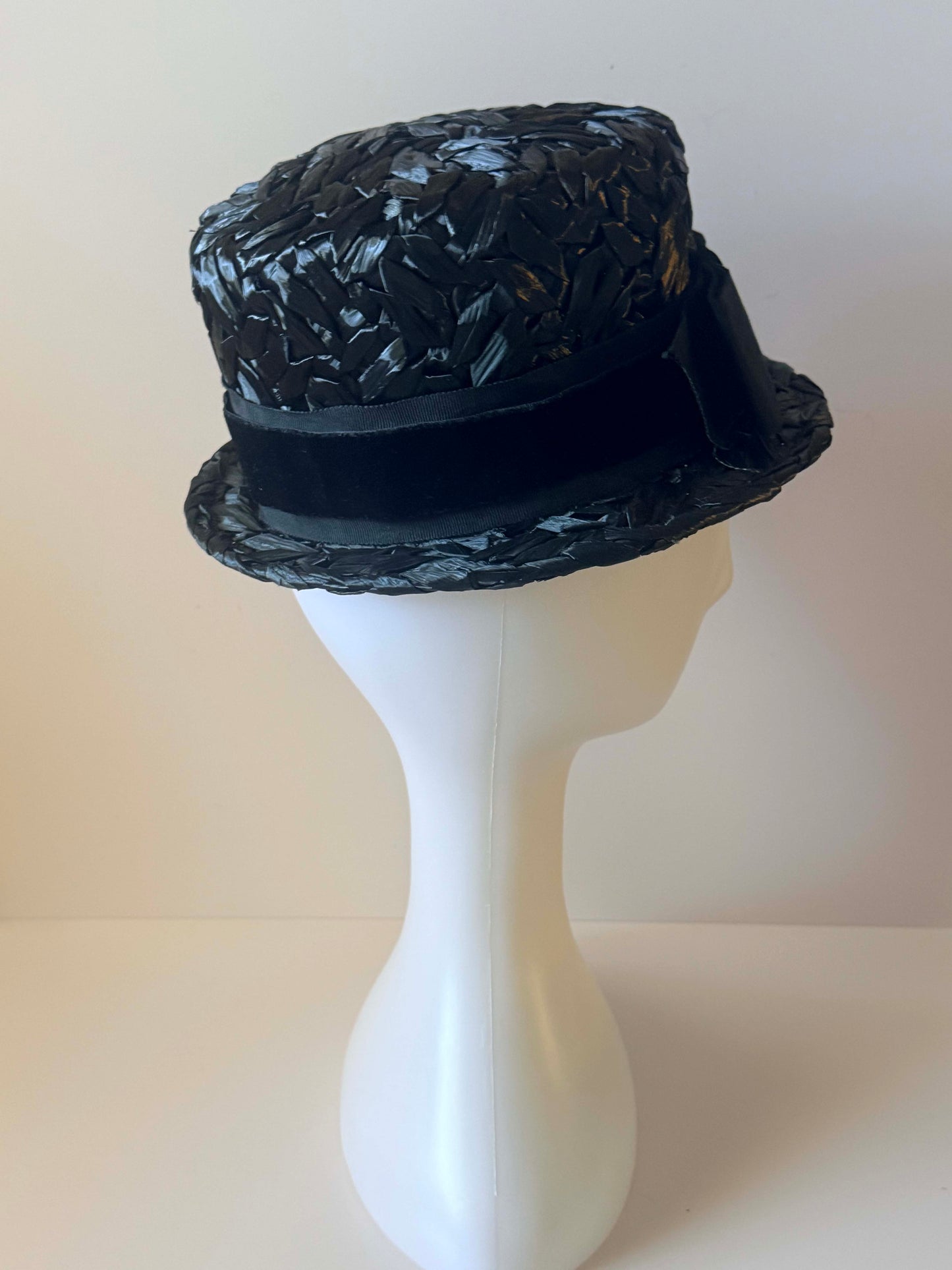 Vintage 1960s Black Straw Boater Top Hat – Woven Raffia Flat Top with Grosgrain Ribbon – Classic Mid Century Structured Summer Hat
