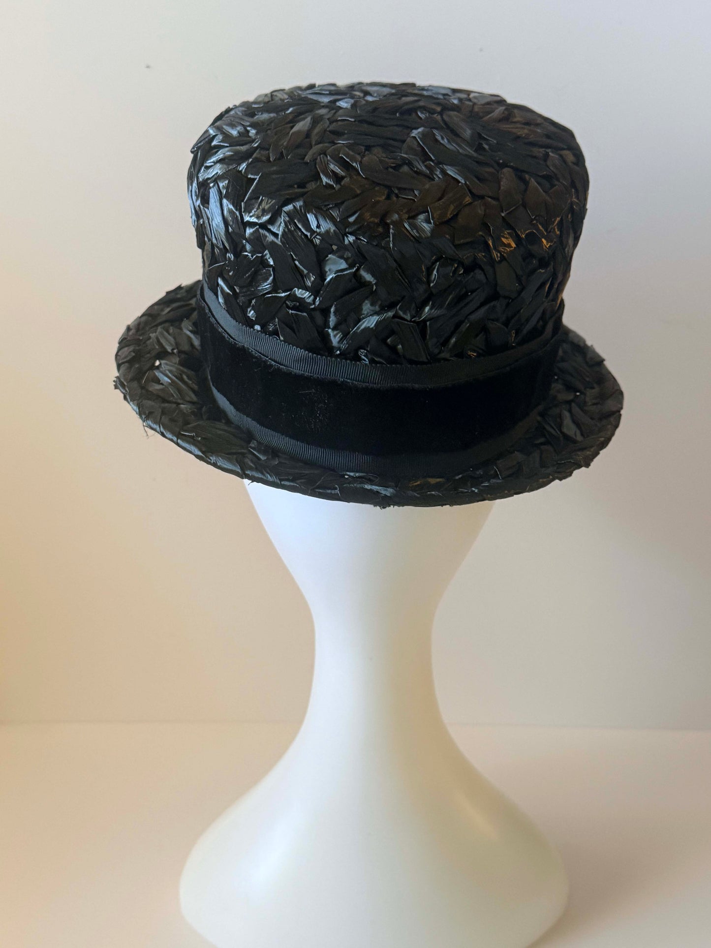 Vintage 1960s Black Straw Boater Top Hat – Woven Raffia Flat Top with Grosgrain Ribbon – Classic Mid Century Structured Summer Hat