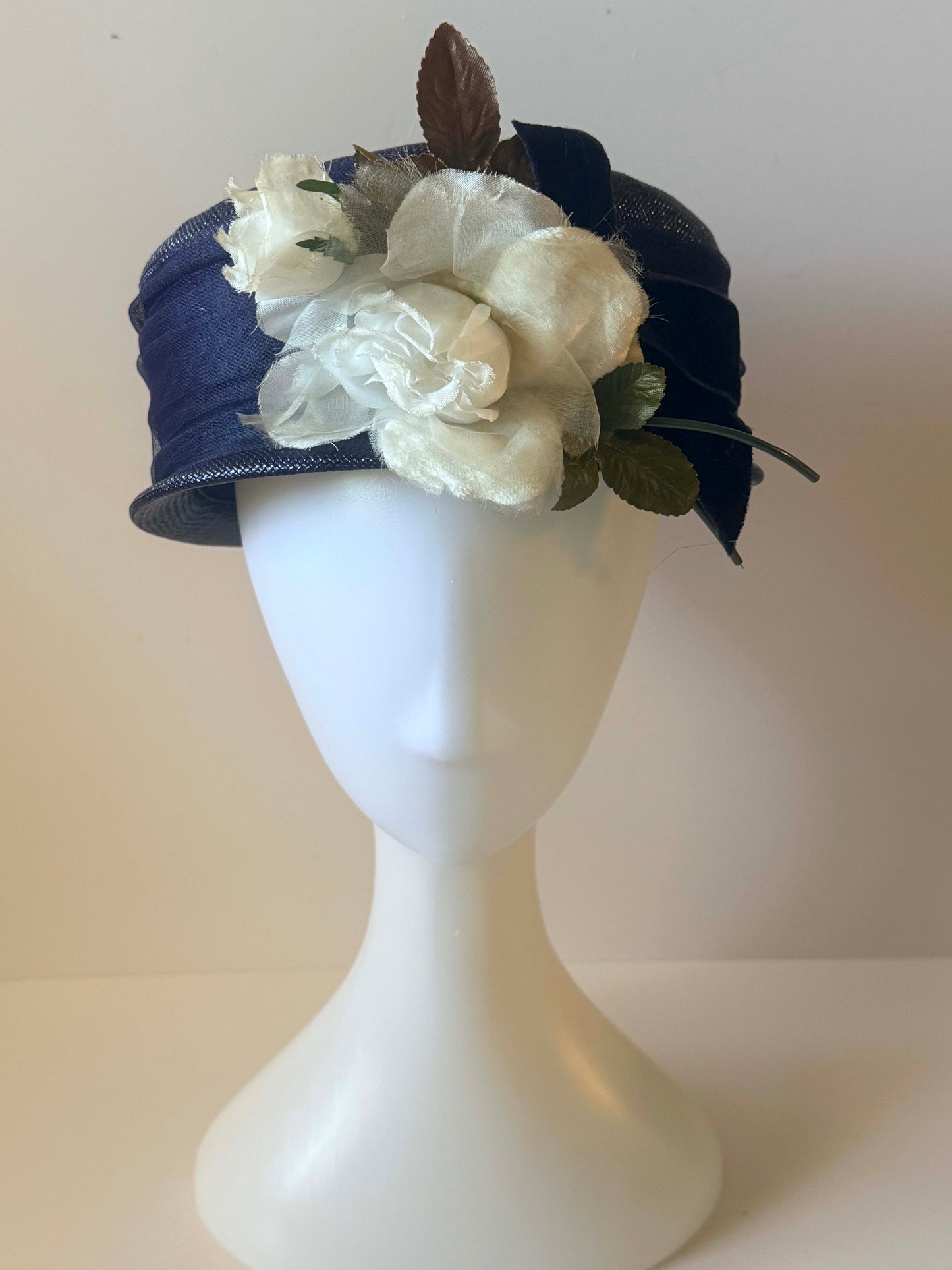 Vintage 1950s Navy Blue Straw Hat – Sculpted Crown with Ivory Floral Trim – Mid Century Cocktail Hat