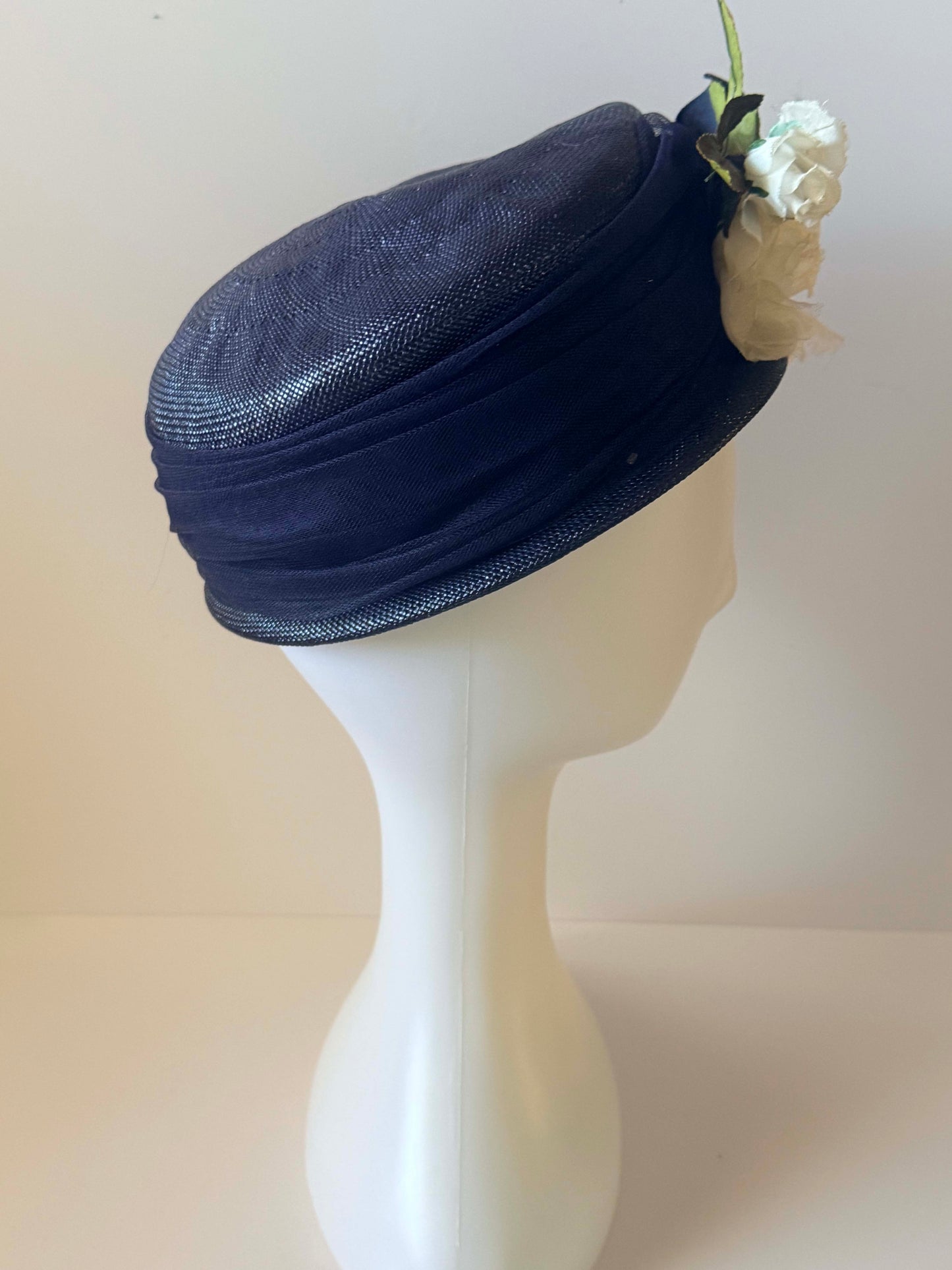 Vintage 1950s Navy Blue Straw Hat – Sculpted Crown with Ivory Floral Trim – Mid Century Cocktail Hat