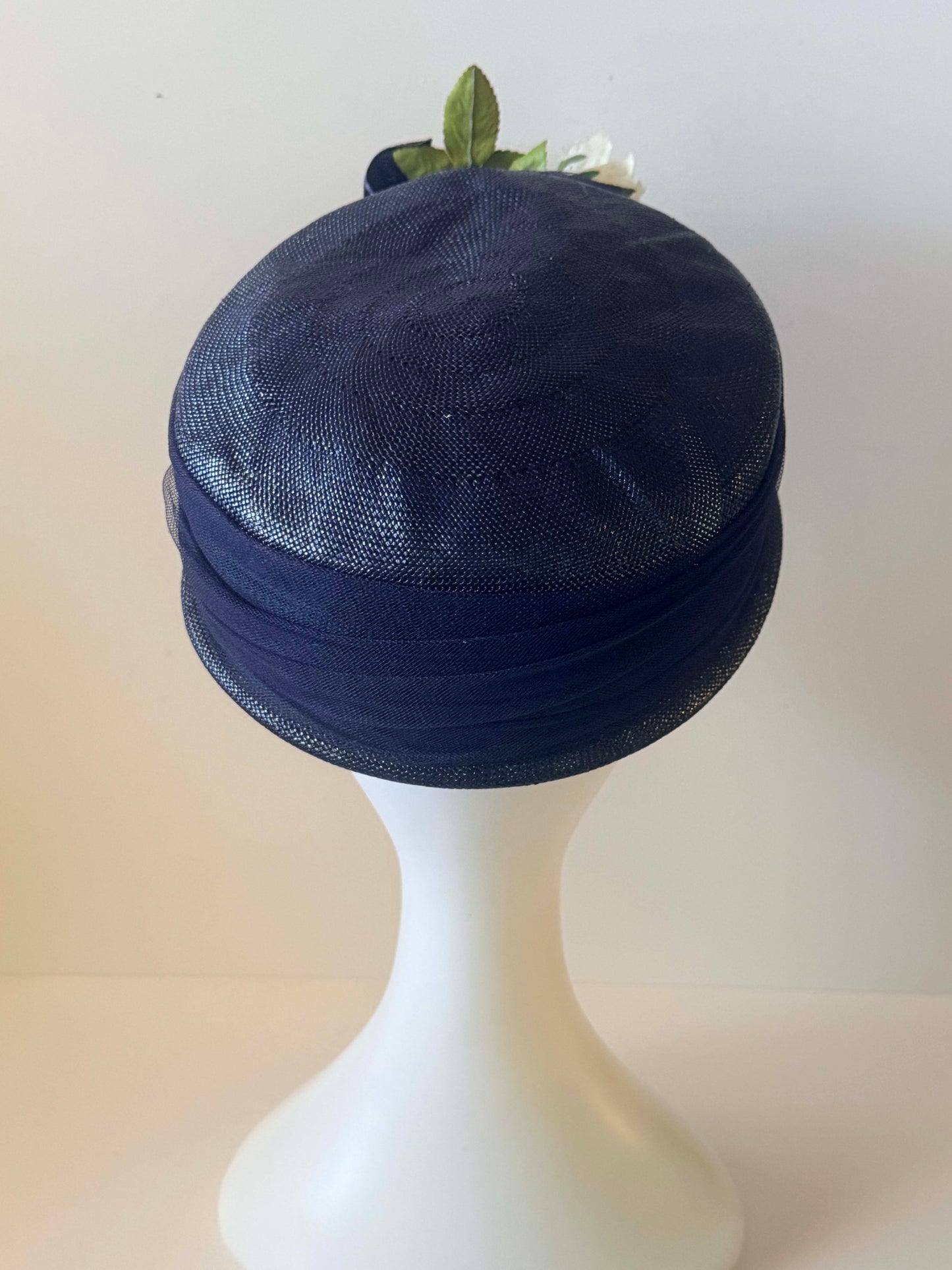 Vintage 1950s Navy Blue Straw Hat – Sculpted Crown with Ivory Floral Trim – Mid Century Cocktail Hat