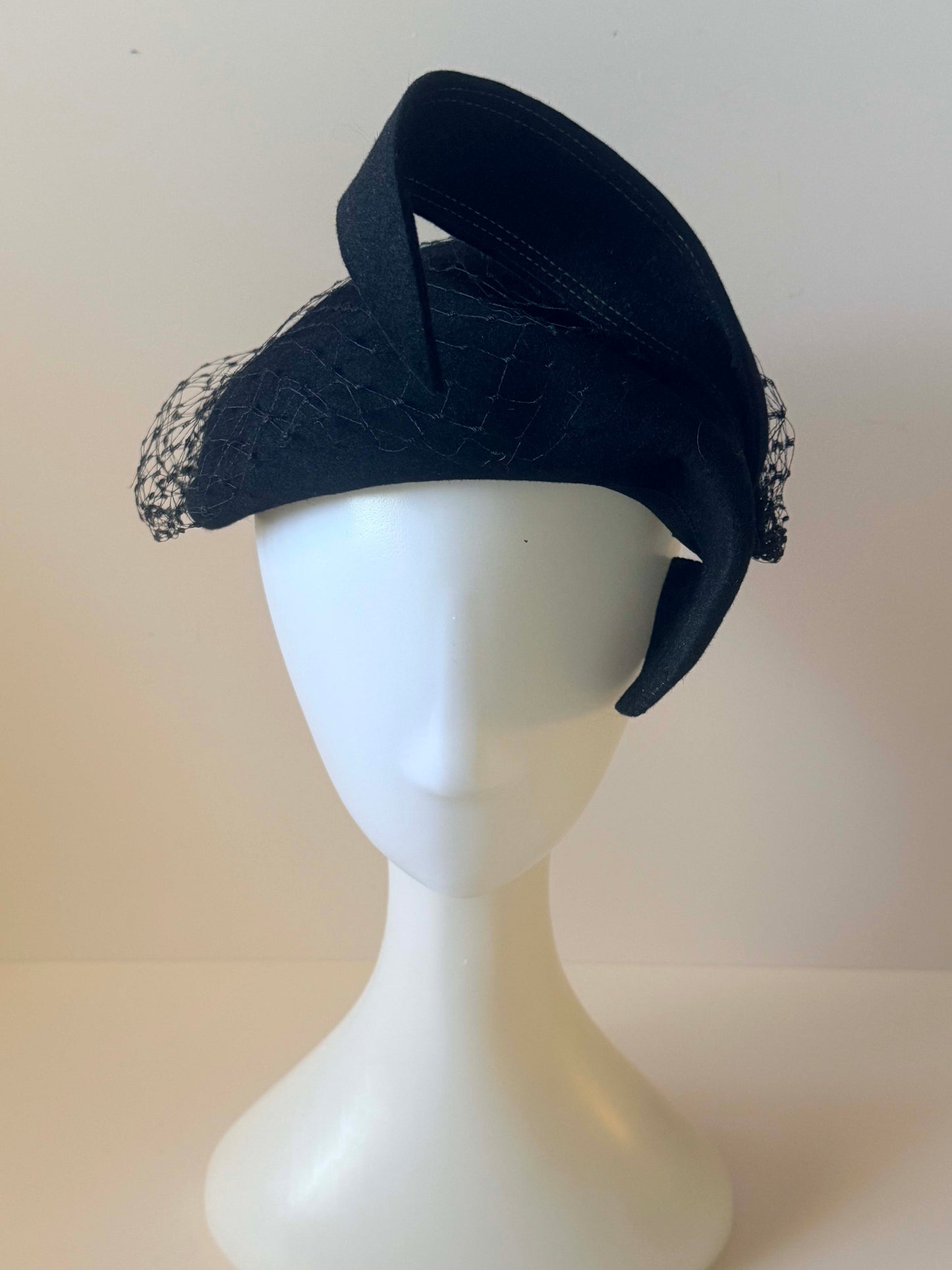 Vintage 1950s Kutz Couture Hat – Black Sculptural Felt Fascinator with Veil – Limited Edition Avant Garde Cocktail Hat – Mid Century Designer Millinery