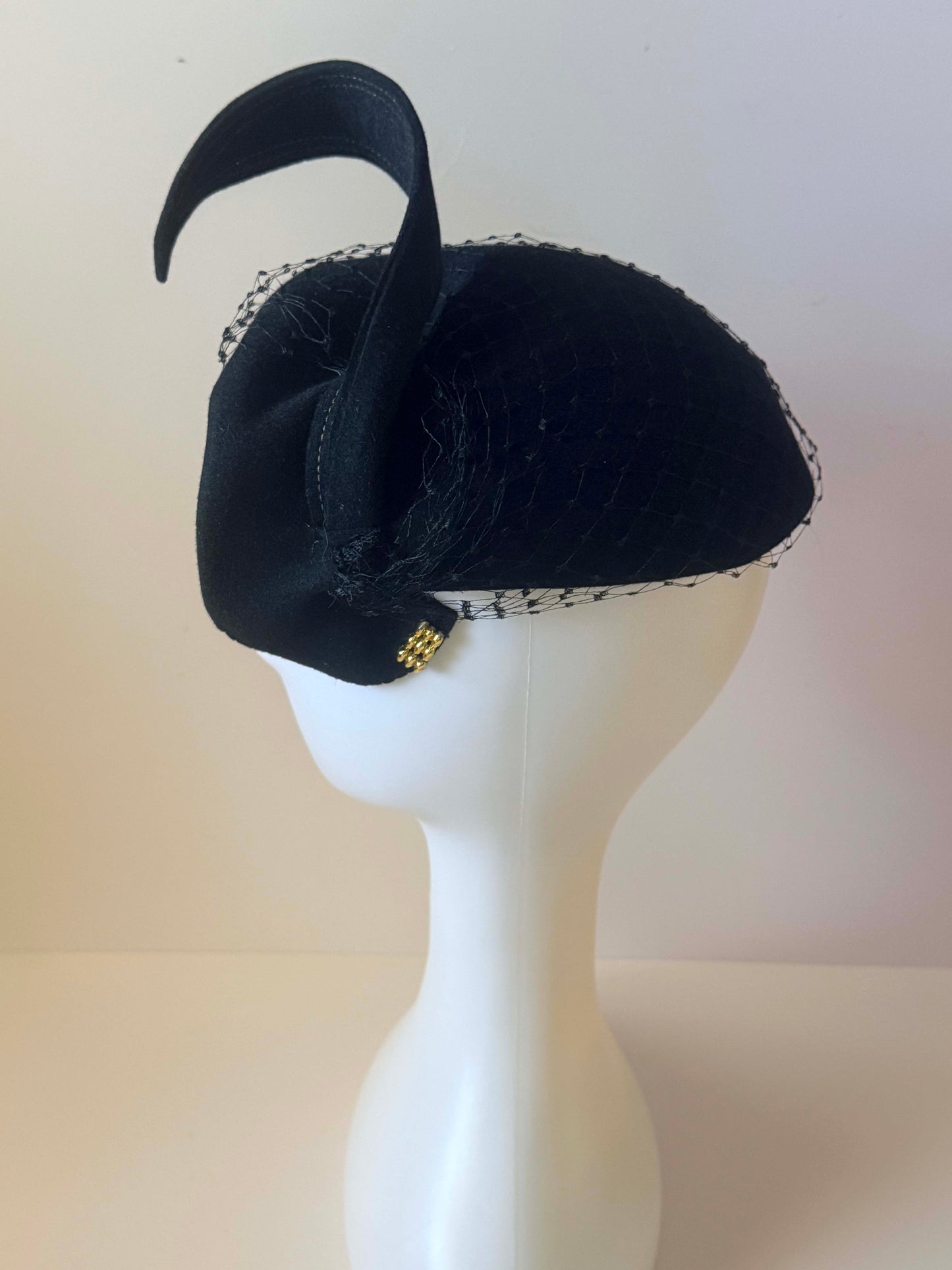 Vintage 1950s Kutz Couture Hat – Black Sculptural Felt Fascinator with Veil – Limited Edition Avant Garde Cocktail Hat – Mid Century Designer Millinery