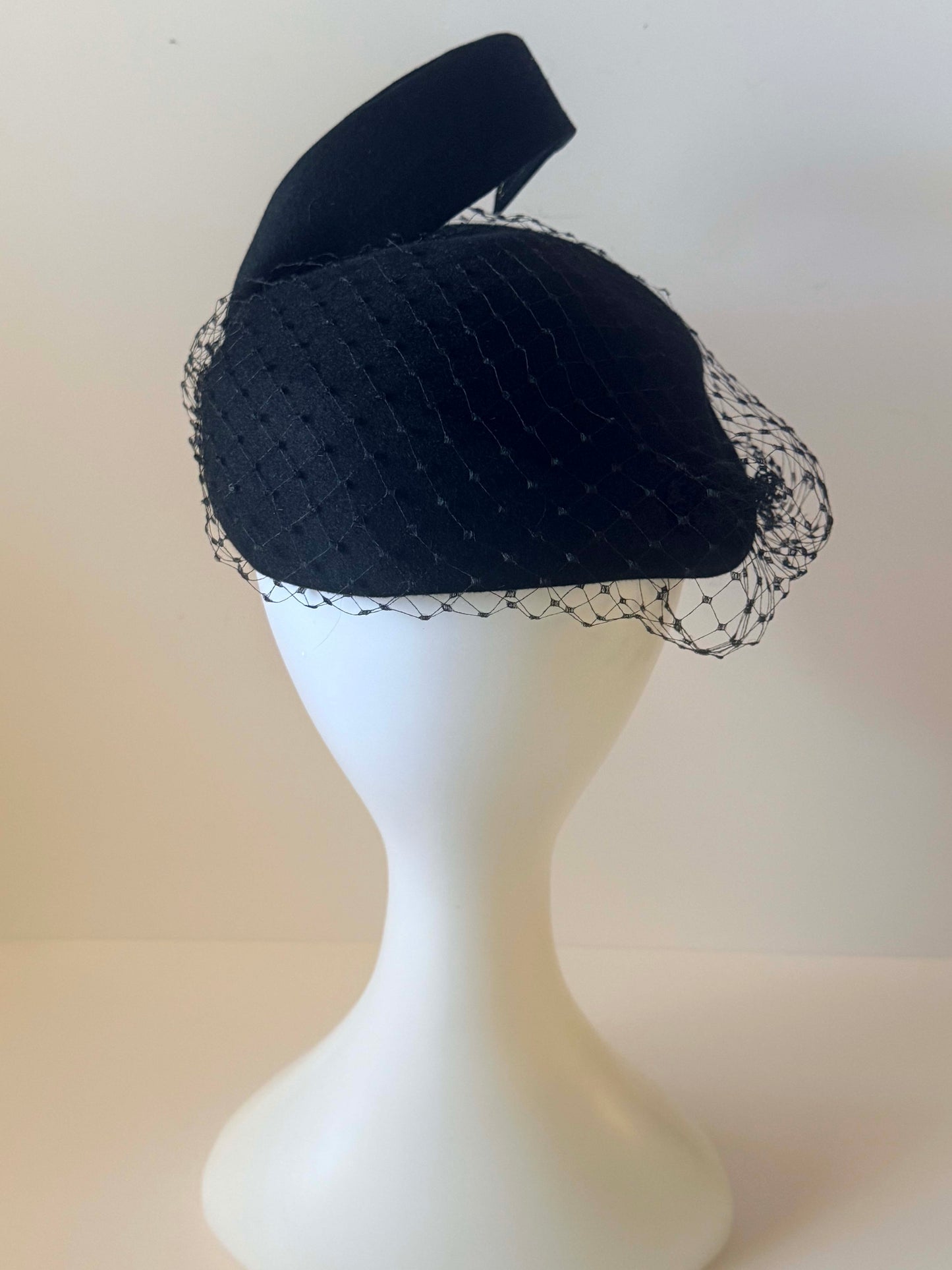 Vintage 1950s Kutz Couture Hat – Black Sculptural Felt Fascinator with Veil – Limited Edition Avant Garde Cocktail Hat – Mid Century Designer Millinery