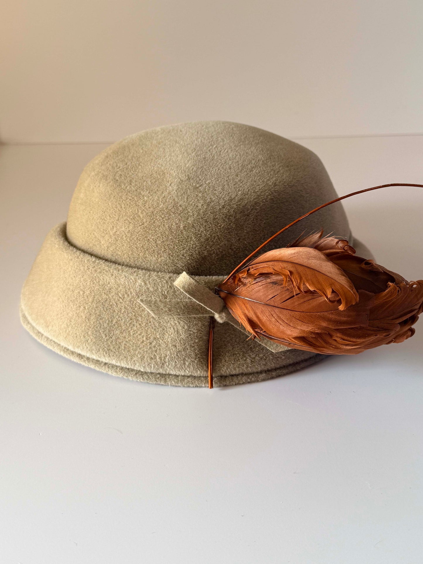 Vintage 1950s Evelyn Varon Hat Beige Felt Copper Feather Trim Czech Hat Body Mid Century Womens Hat