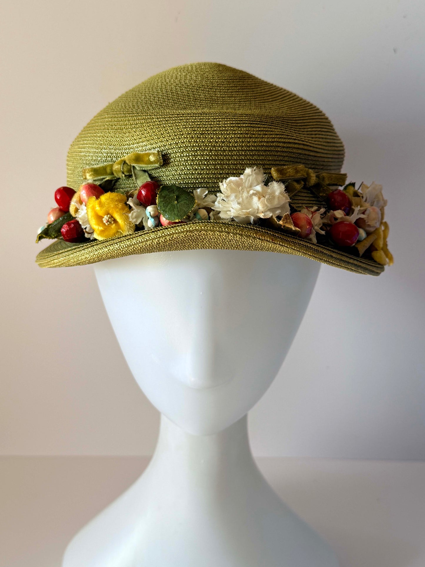 Vintage 1950s Magee’s Lincoln Green Straw Cloche Hat Floral Berry Trim Velvet Bows Womens Hat