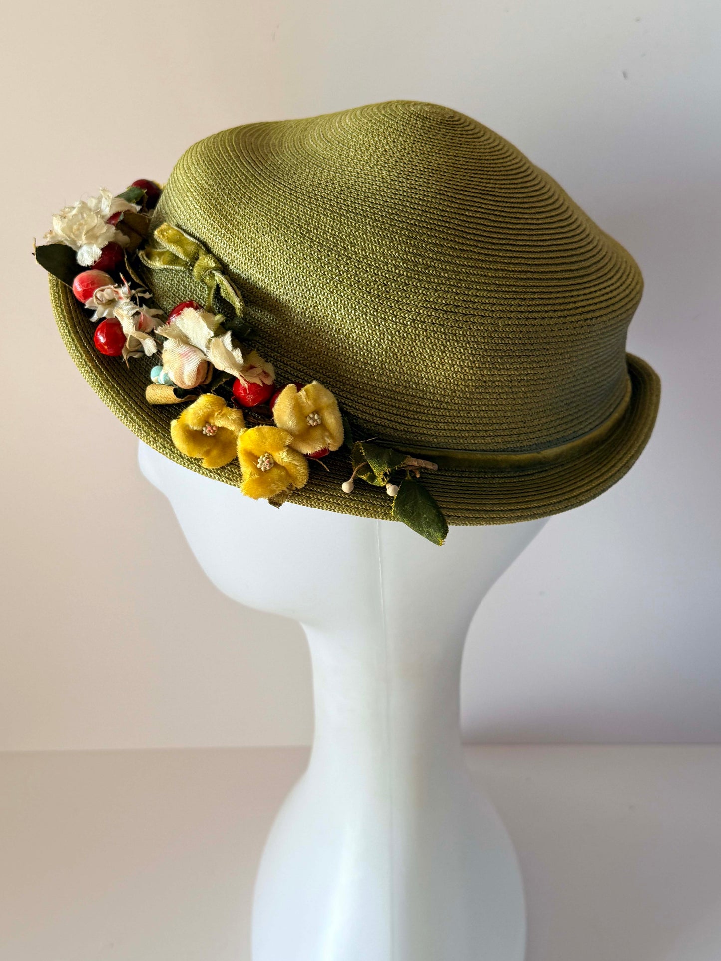 Vintage 1950s Magee’s Lincoln Green Straw Cloche Hat Floral Berry Trim Velvet Bows Womens Hat