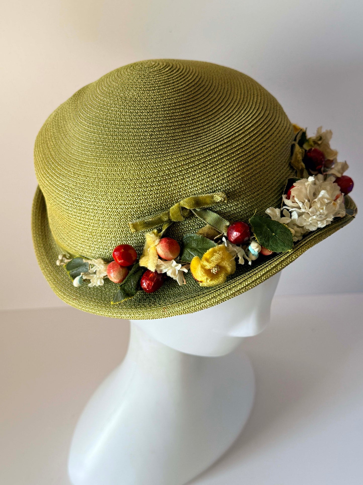 Vintage 1950s Magee’s Lincoln Green Straw Cloche Hat Floral Berry Trim Velvet Bows Womens Hat