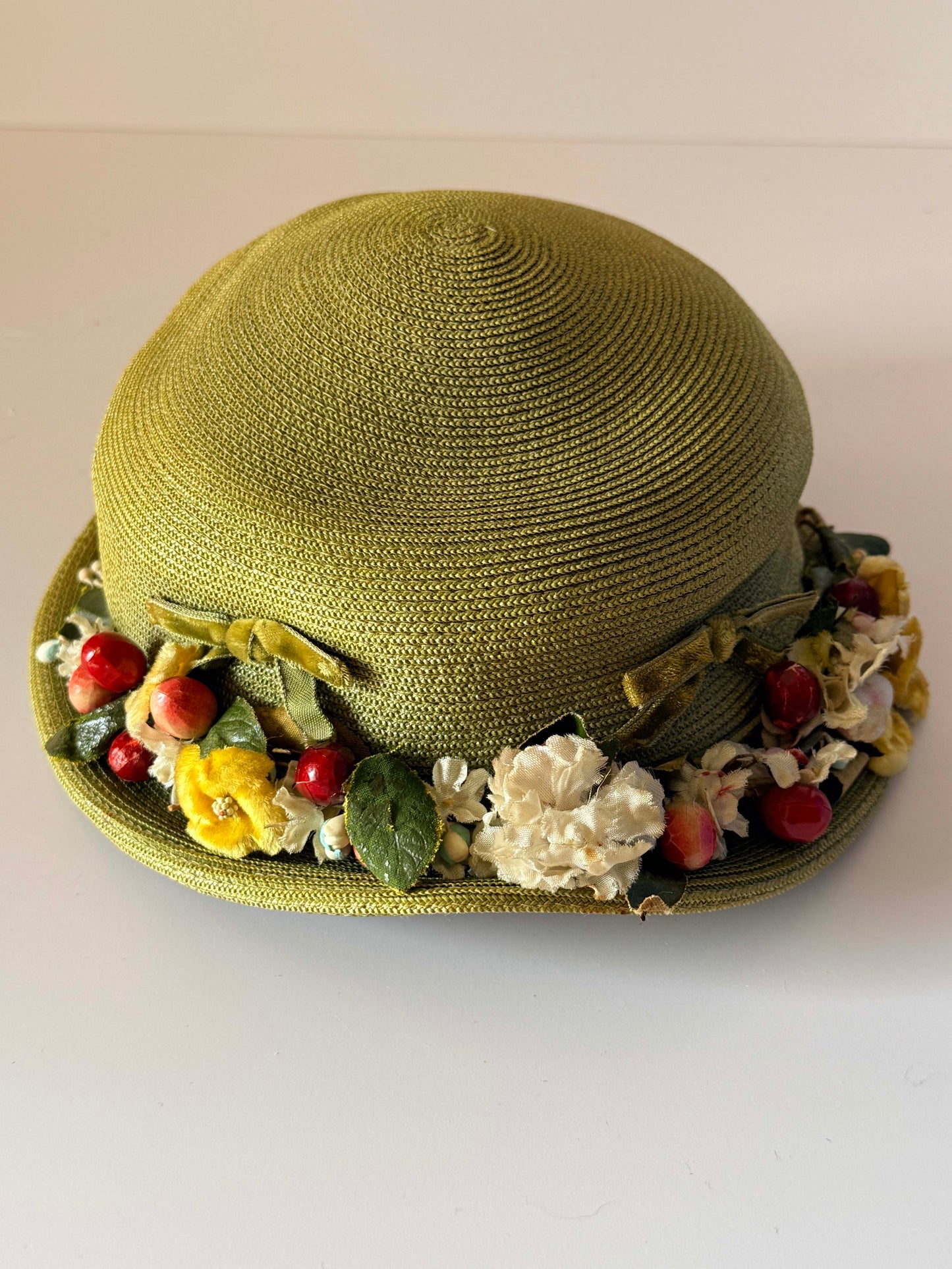 Vintage 1950s Magee’s Lincoln Green Straw Cloche Hat Floral Berry Trim Velvet Bows Womens Hat