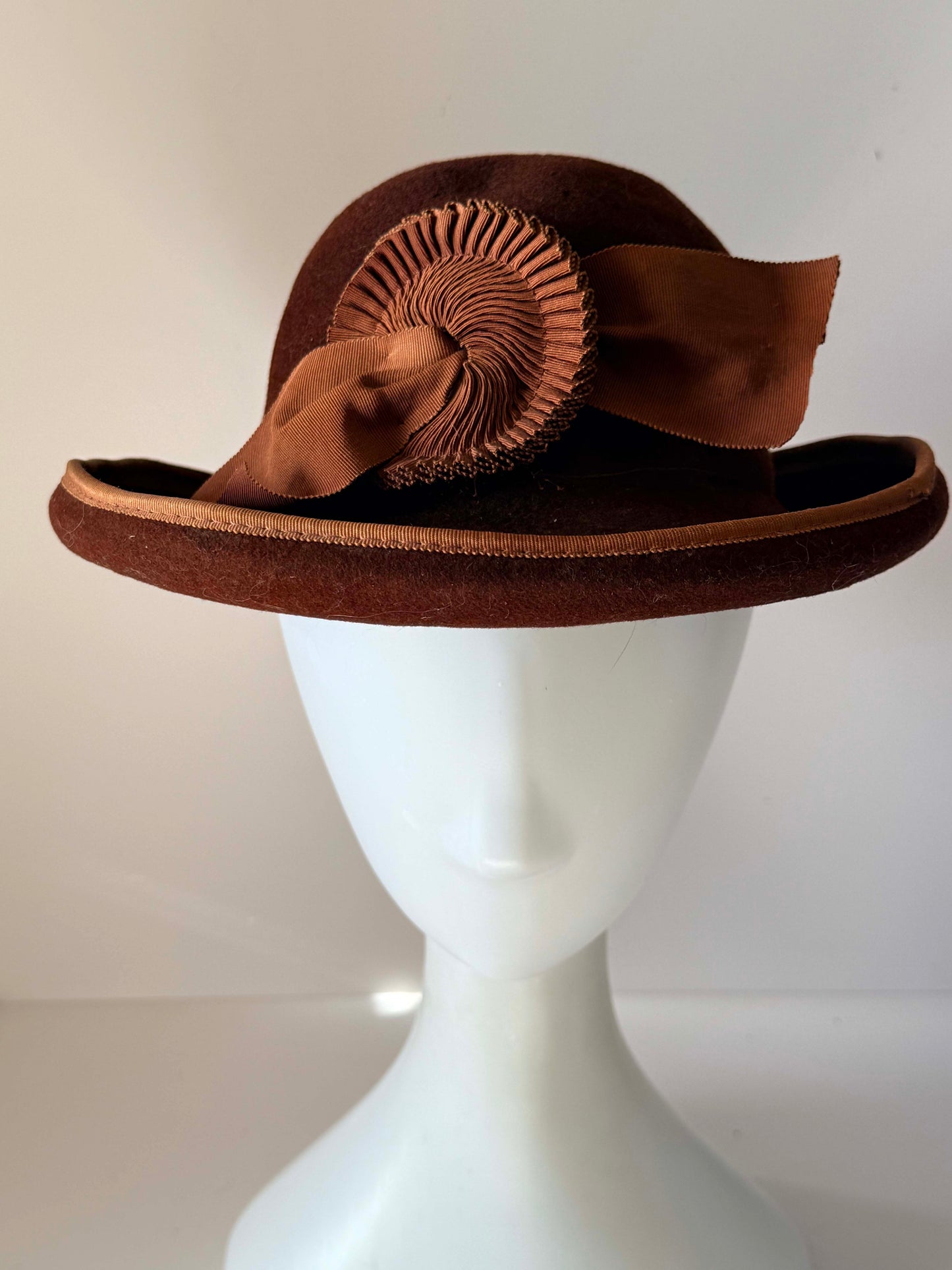 Vintage 1940s Brown Wool Felt Hat | Grosgrain Rosette Bow Brimmed Tilt Hat | 1940s Womens Millinery