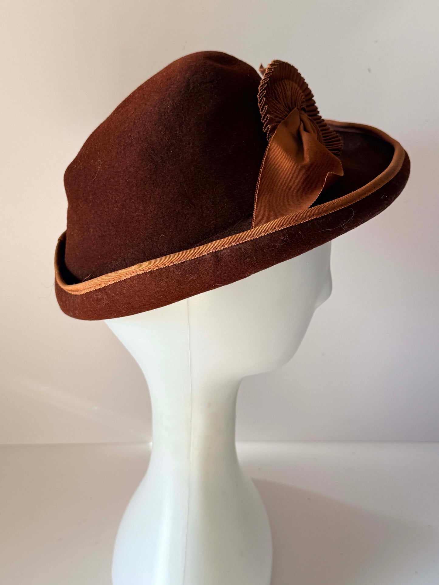 Vintage 1940s Brown Wool Felt Hat | Grosgrain Rosette Bow Brimmed Tilt Hat | 1940s Womens Millinery