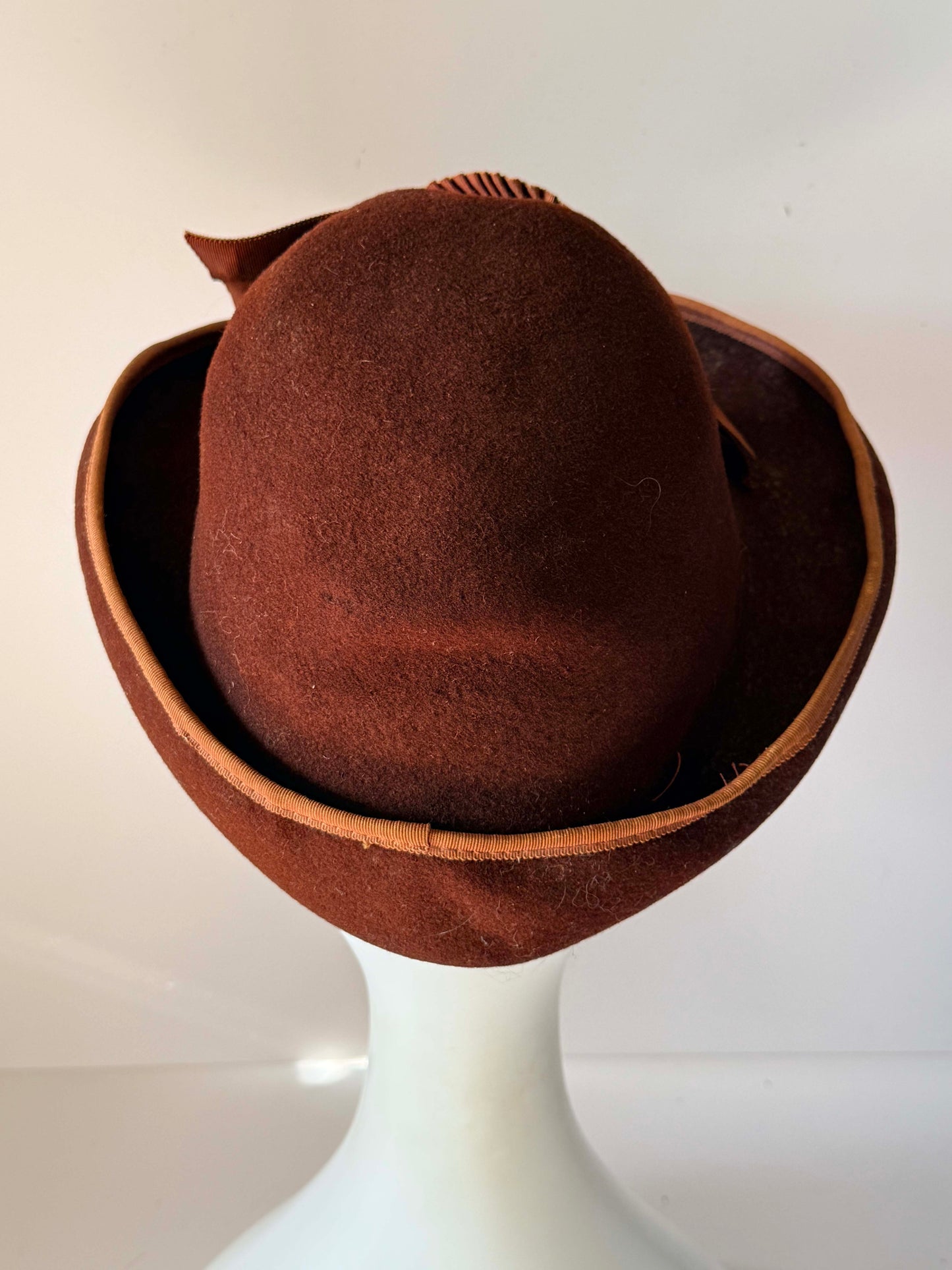 Vintage 1940s Brown Wool Felt Hat | Grosgrain Rosette Bow Brimmed Tilt Hat | 1940s Womens Millinery