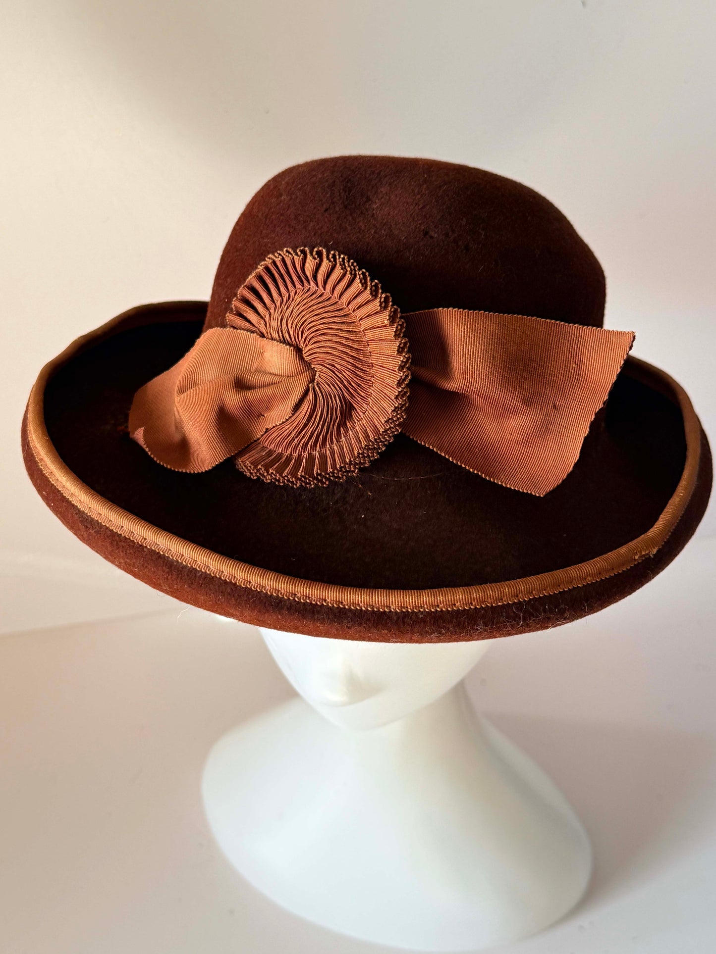 Vintage 1940s Brown Wool Felt Hat | Grosgrain Rosette Bow Brimmed Tilt Hat | 1940s Womens Millinery