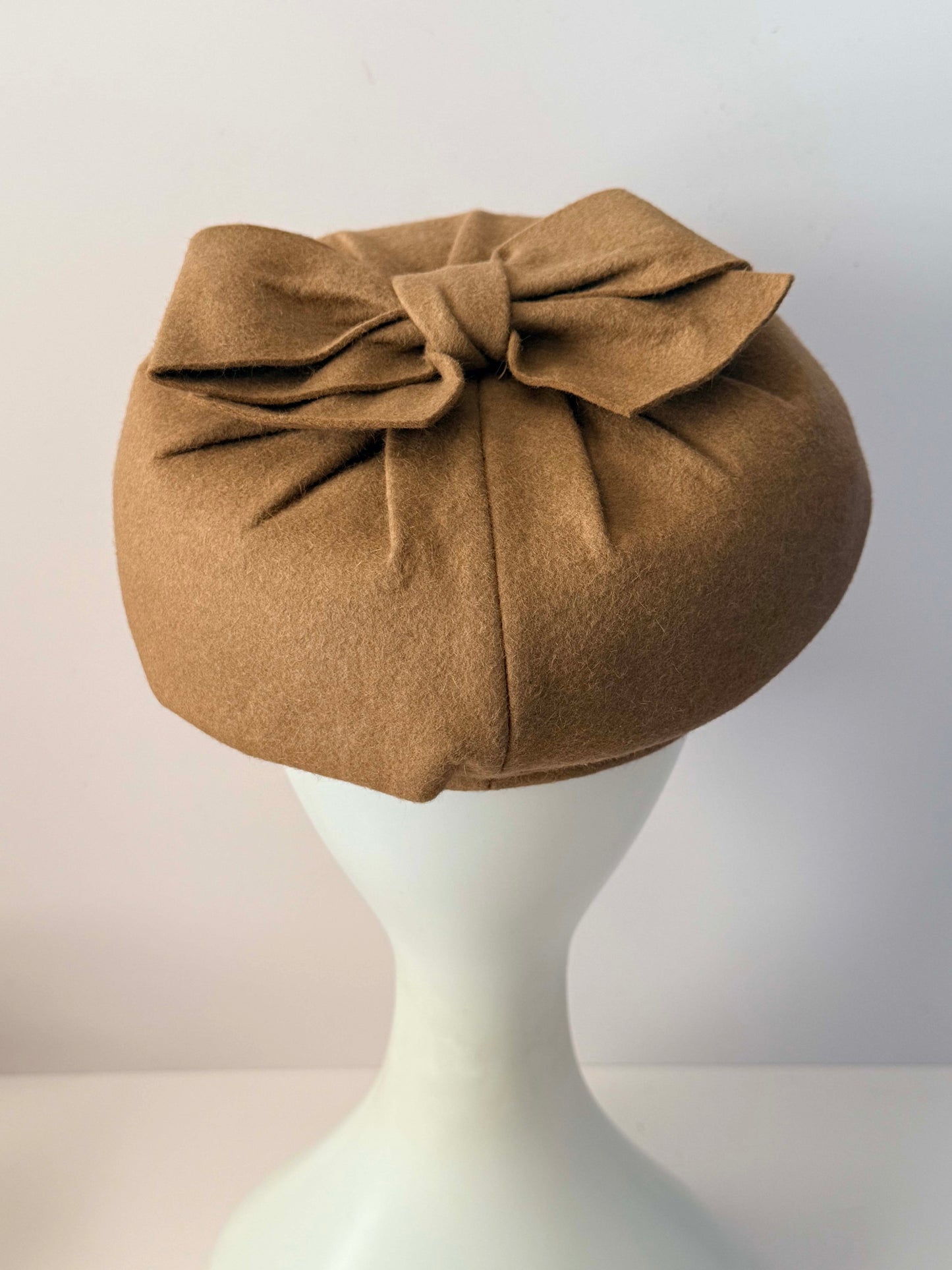 Vintage Sally Victor Hat Camel Wool Felt Bow I Magnin 1950s Designer Women's Ha
