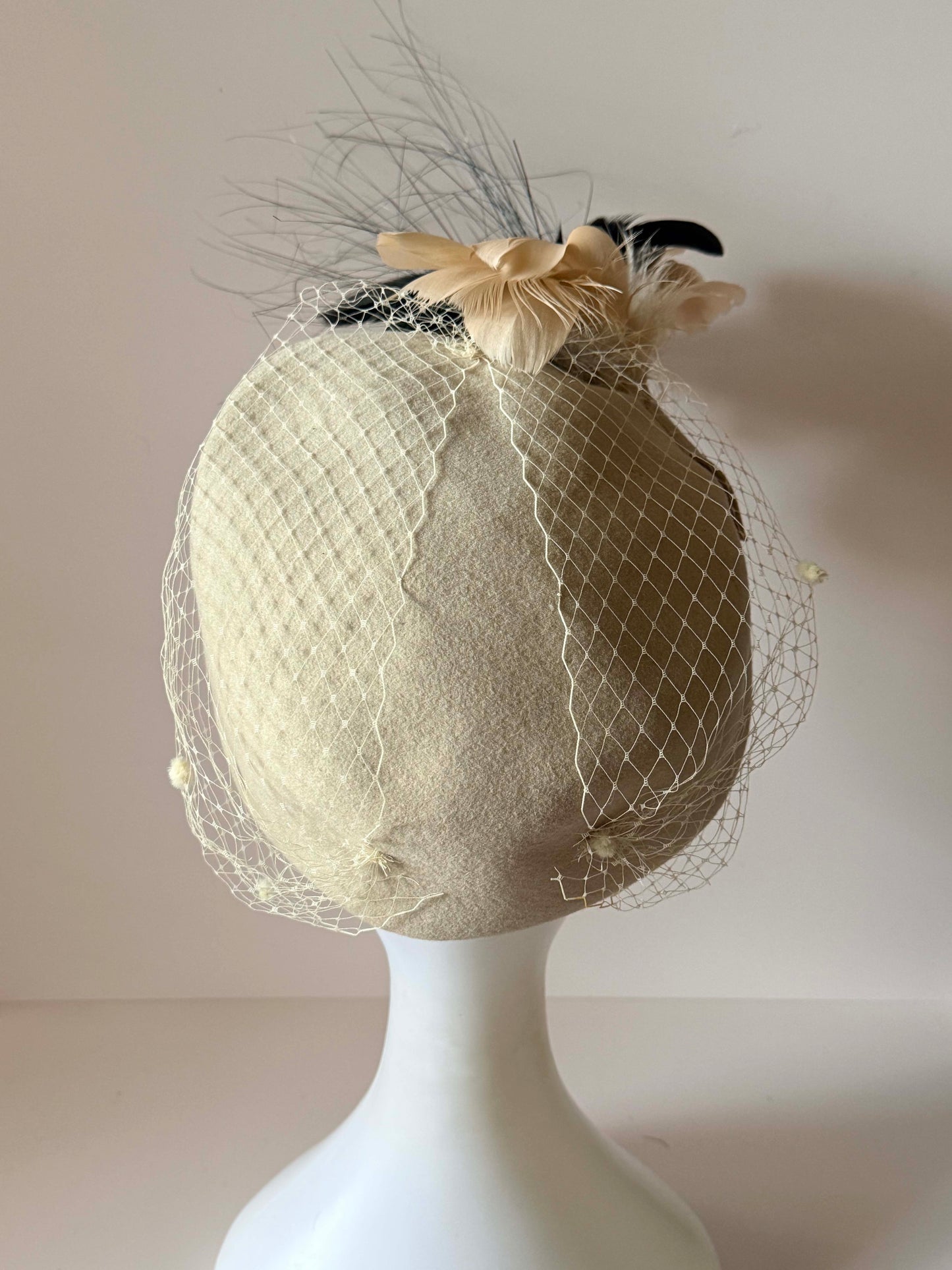 Vintage 1950s Leslie Guild Hat Ivory Felt Black Feather Bird Veil New York St Louis Mid Century Millinery