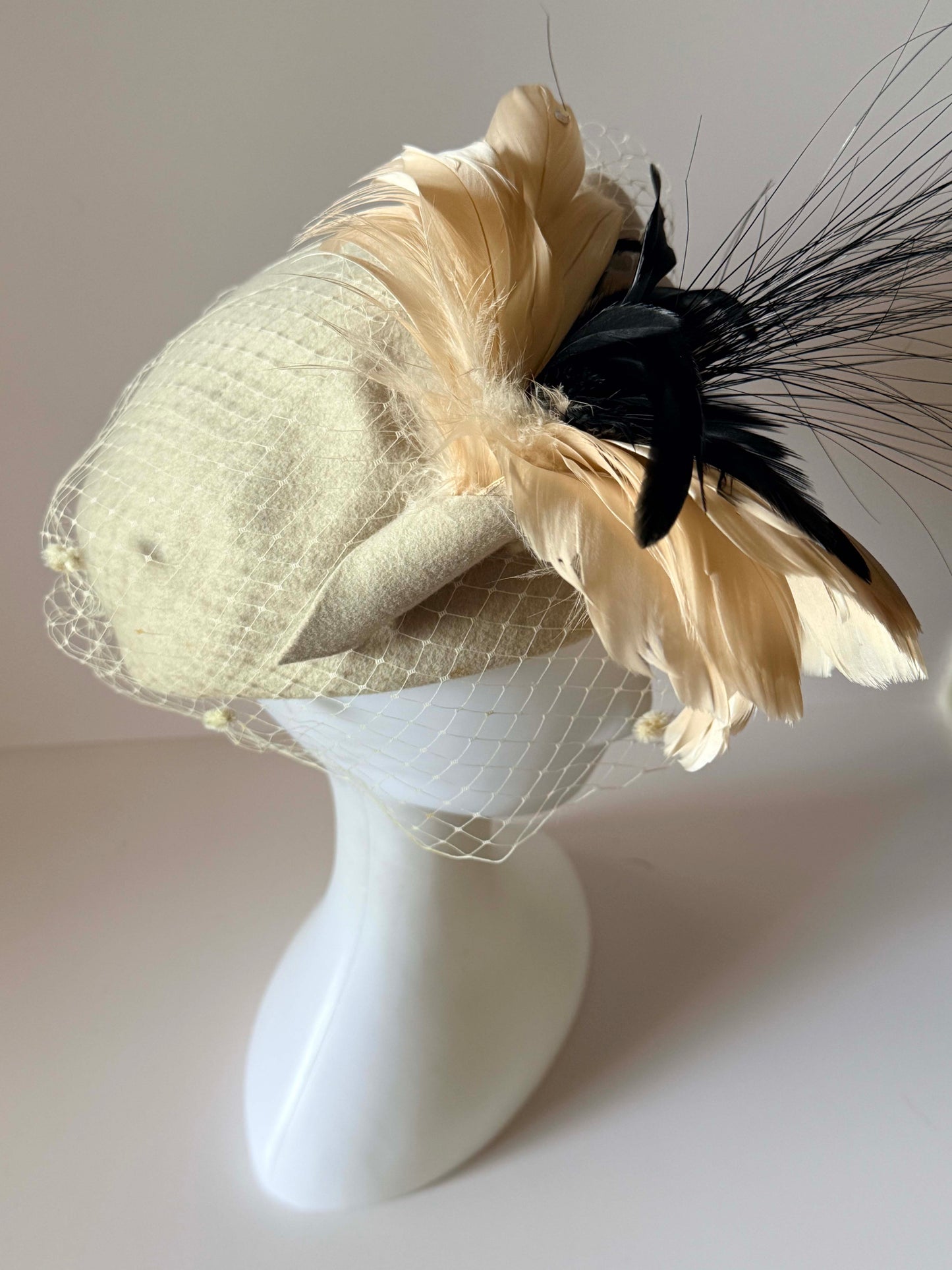 Vintage 1950s Leslie Guild Hat Ivory Felt Black Feather Bird Veil New York St Louis Mid Century Millinery
