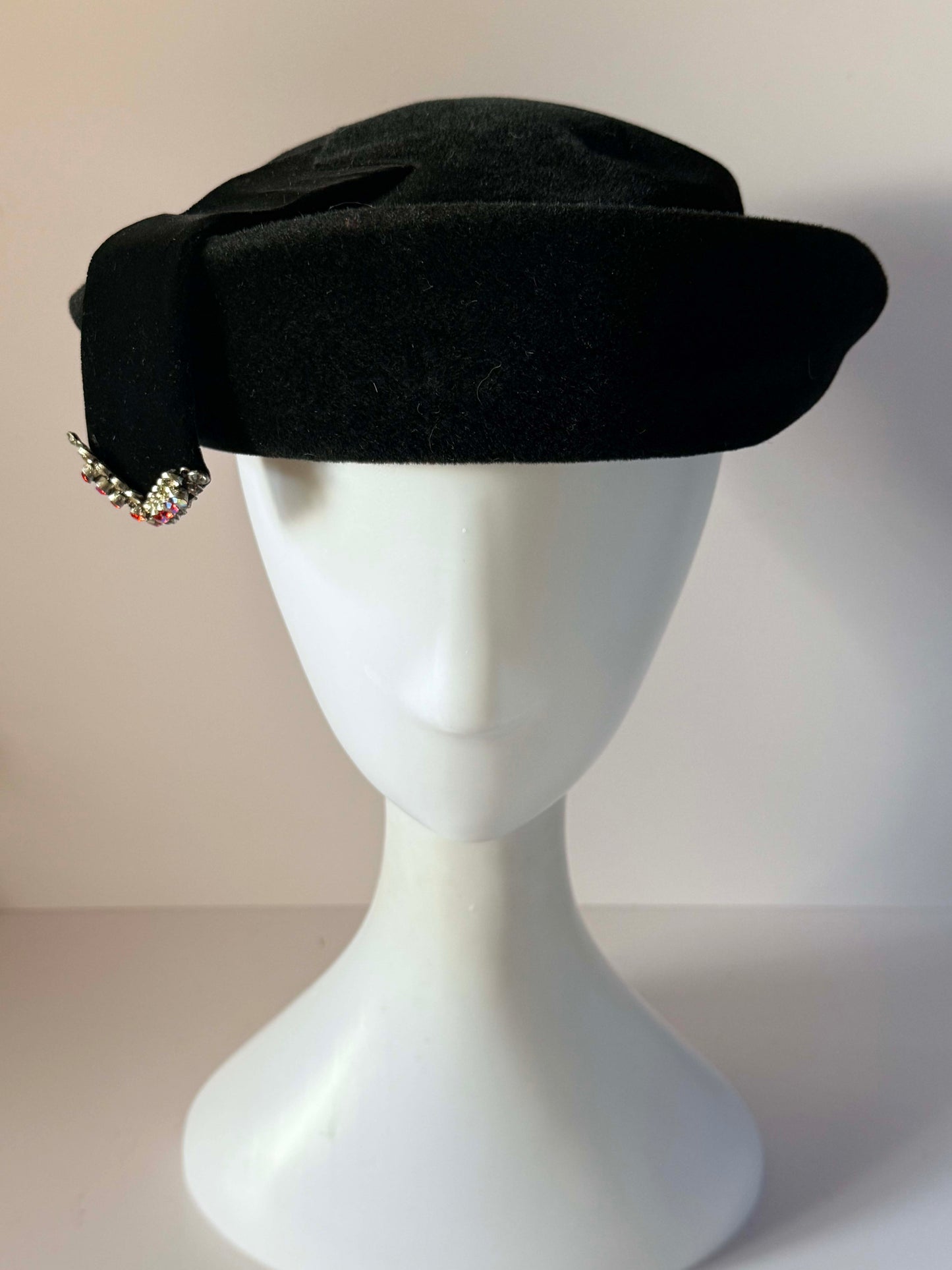 Vintage 1950s Leslie James Black French Velour Felt Hat Rhinestone Buckle Sculptural Brim Crescent Spokane Millinery