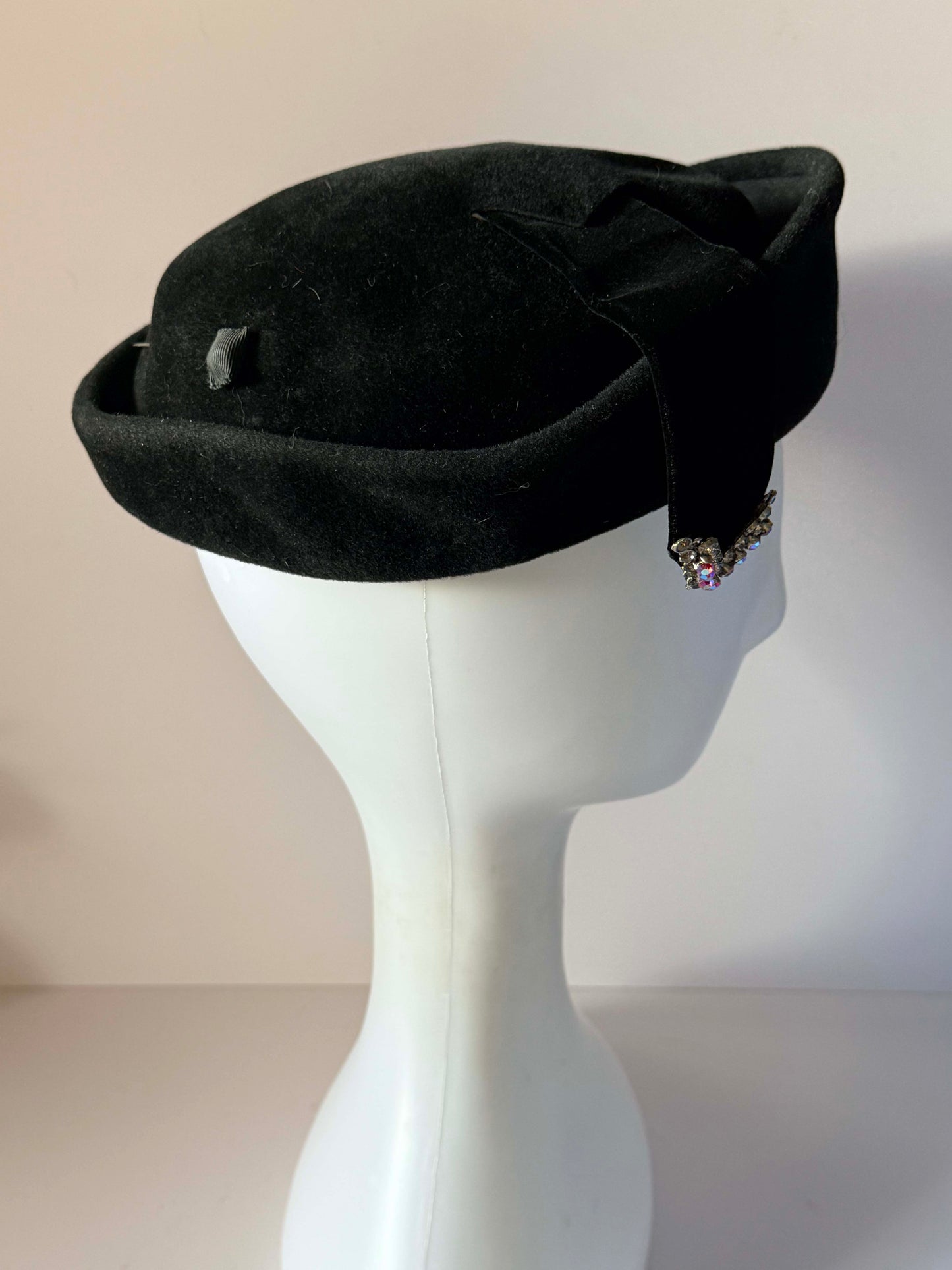Vintage 1950s Leslie James Black French Velour Felt Hat Rhinestone Buckle Sculptural Brim Crescent Spokane Millinery