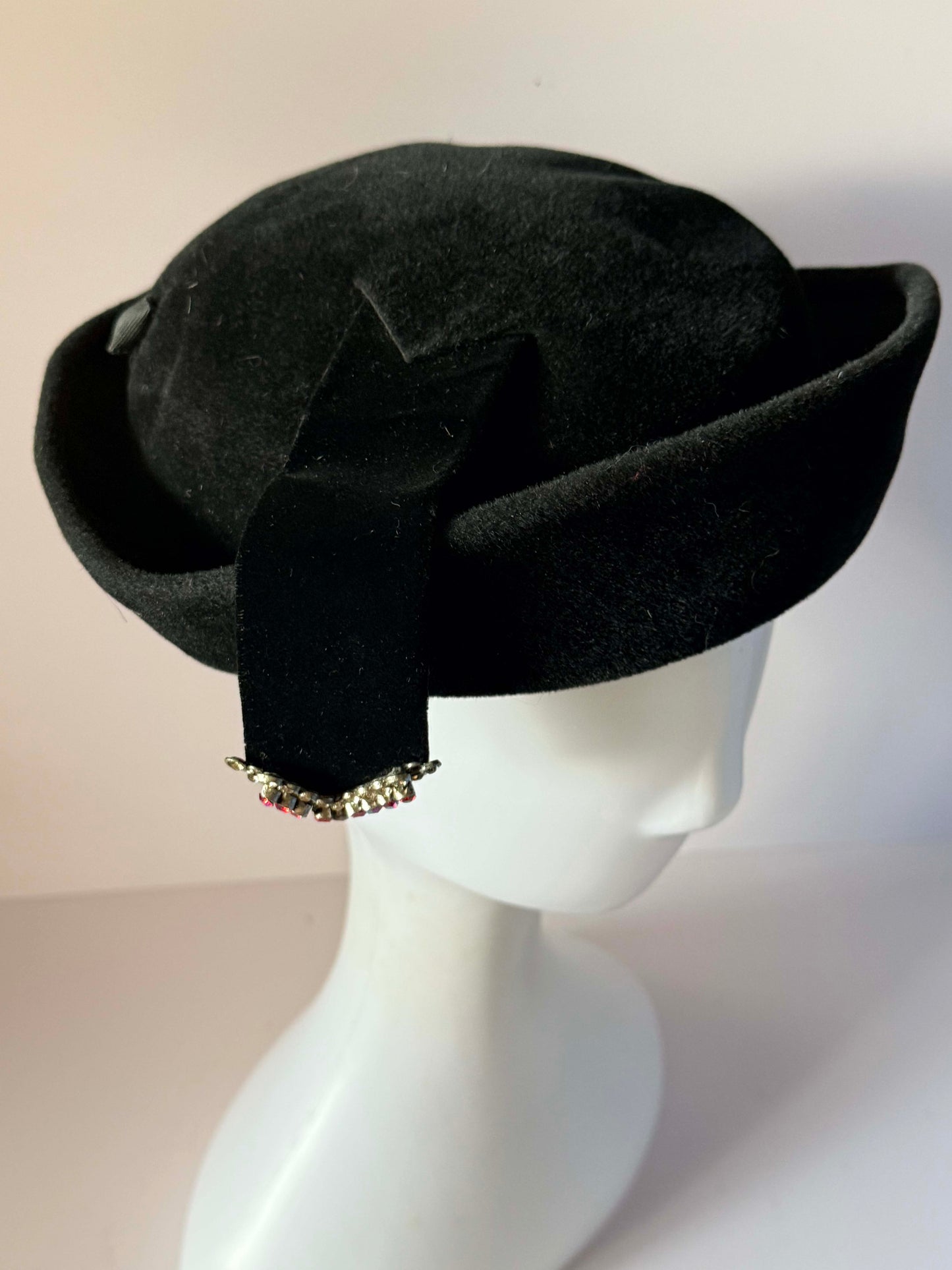 Vintage 1950s Leslie James Black French Velour Felt Hat Rhinestone Buckle Sculptural Brim Crescent Spokane Millinery