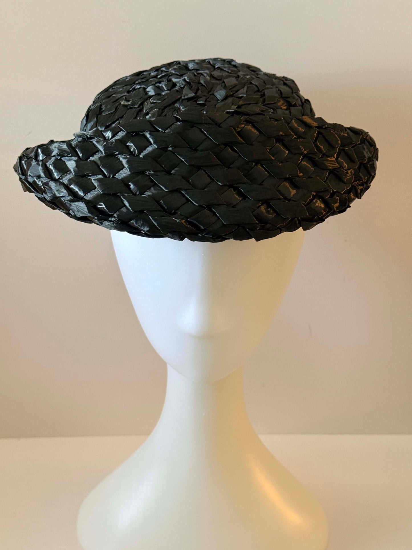 1950s Black Woven Straw Tilt Hat – Sculptural Mid-Century Cocktail Hat – Classic Minimalist Millinery