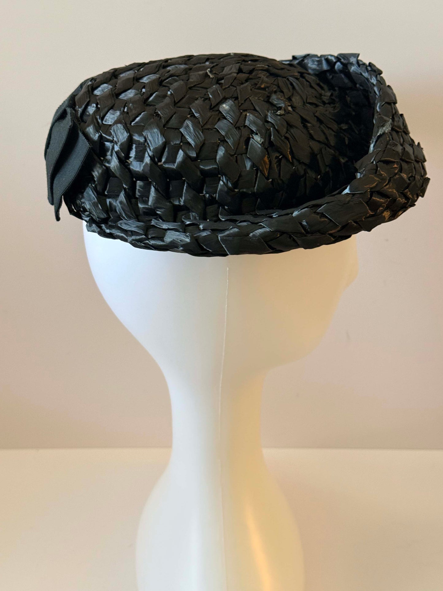 1950s Black Woven Straw Tilt Hat – Sculptural Mid-Century Cocktail Hat – Classic Minimalist Millinery