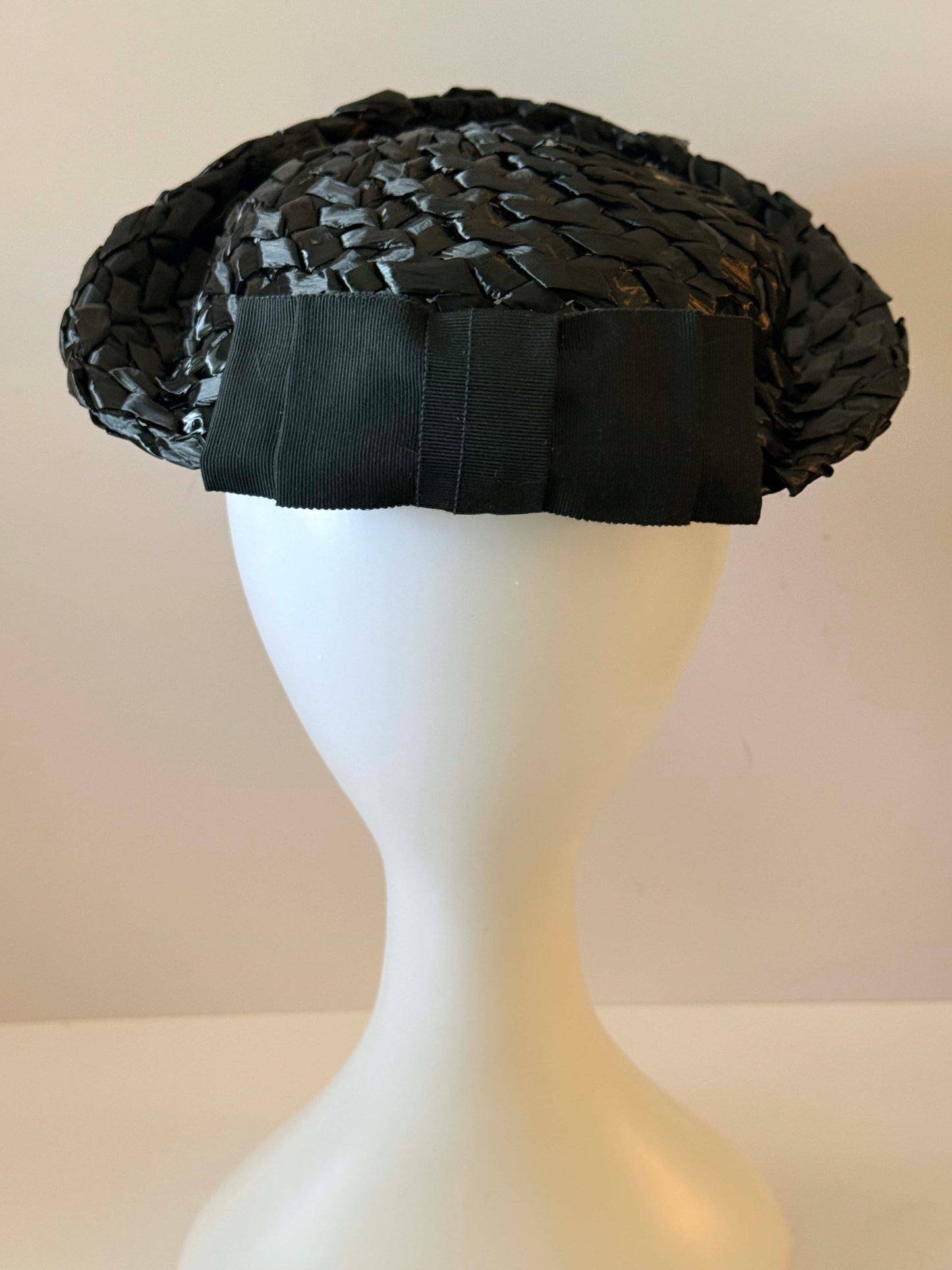 1950s Black Woven Straw Tilt Hat – Sculptural Mid-Century Cocktail Hat – Classic Minimalist Millinery