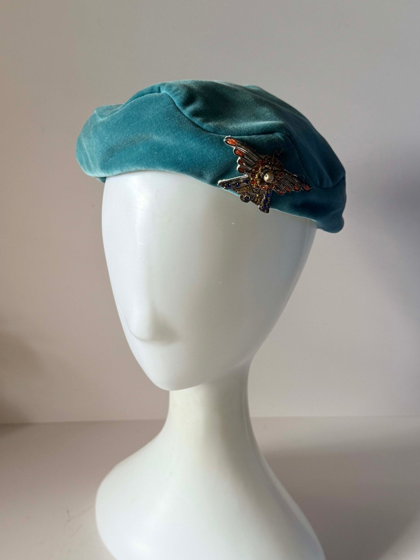 Vintage 1940s Turquoise Velvet Tilt Hat Jeweled Bird Appliqué Blue Cocktail Hat Sculpted WWII Era Millinery